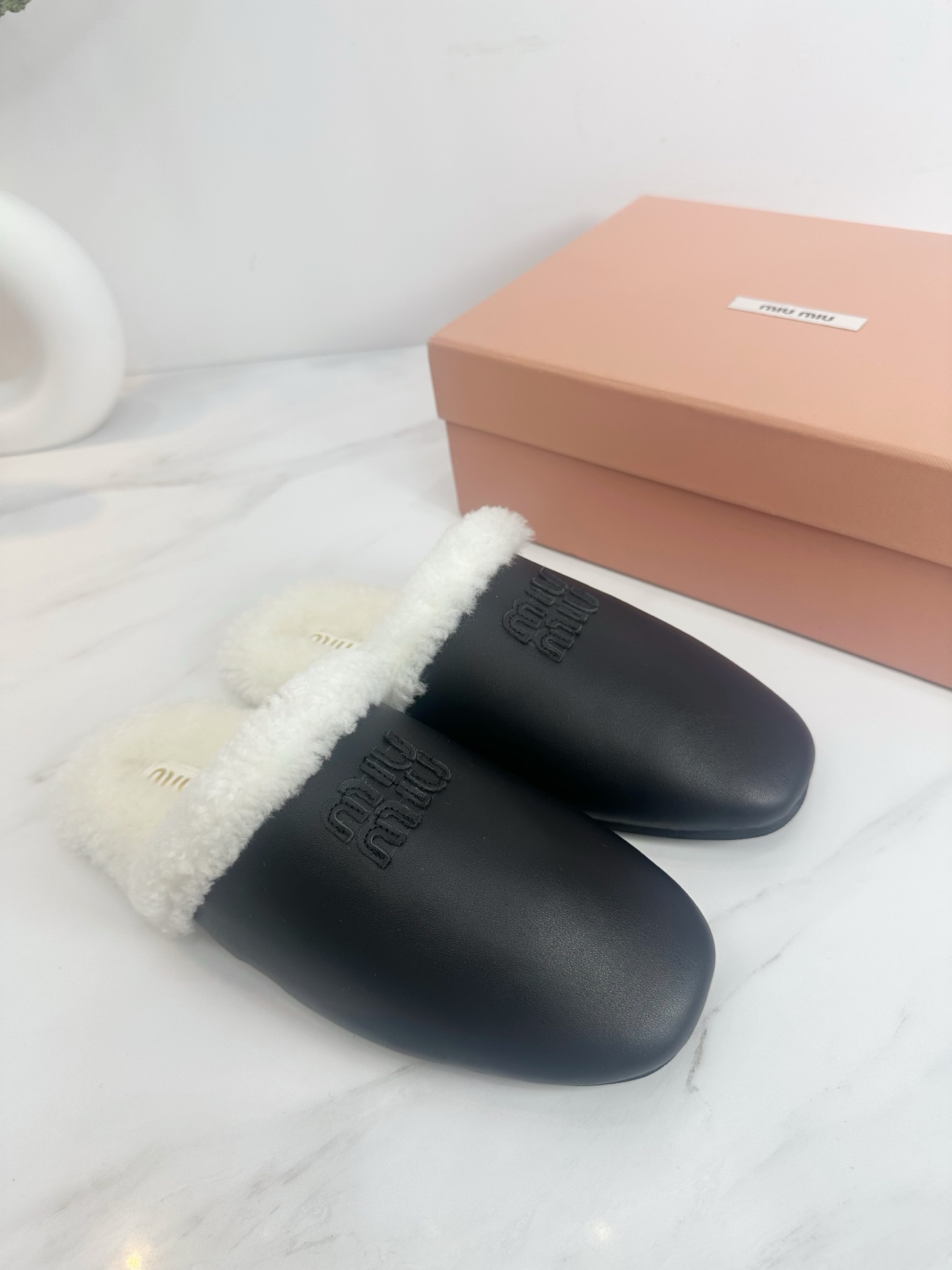 NO:577622,Factory 2025 new product [MIU MIU] New and super beautiful decoration, full of fashionable ladylike temperament. Two-color splicing. There is no lack of glamorous colors, and there is an elastic elephant scarf on the outside. It is very convenient to put on the feet. The original last imported from Italy is the latest last, and the shape is very good. The buckle opening mold is also the original grinding tool. It is very beautiful. You can see the sparkling feeling even at night. —————————— 1 The upper is made of sheepskin  2 lining imported lamb wool 3 outsole Italian original original color privately molded rubber outsole 4 original patch feet, stock code number 35M-39M (40 41 custom made, non-refundable and non-exchangeable)., semi-slip fur shoes, miumiu, sheepskin19860909工厂 2025 新款新品【MIU MIU】 全新超美装饰搭配,时尚淑女气质十足 双色拼接 又不乏美艳色彩,外侧附带弹力象巾 上脚非常方便意大利引进的原版楦头是最新楦、出来形体非常好呢、饰扣开模也是原版磨具、非常美就算在夜里也能看出闪闪的闪烁感、 —————————— 1鞋面釆用羊皮 2内里进口羊羔毛 3大底意大利原版原色私开模橡胶大底 4原贴垫标脚,现货码数35M-39M（40 41订做不退不换).,半拖毛毛鞋,miumiu,sheepskin,Women's Shoes