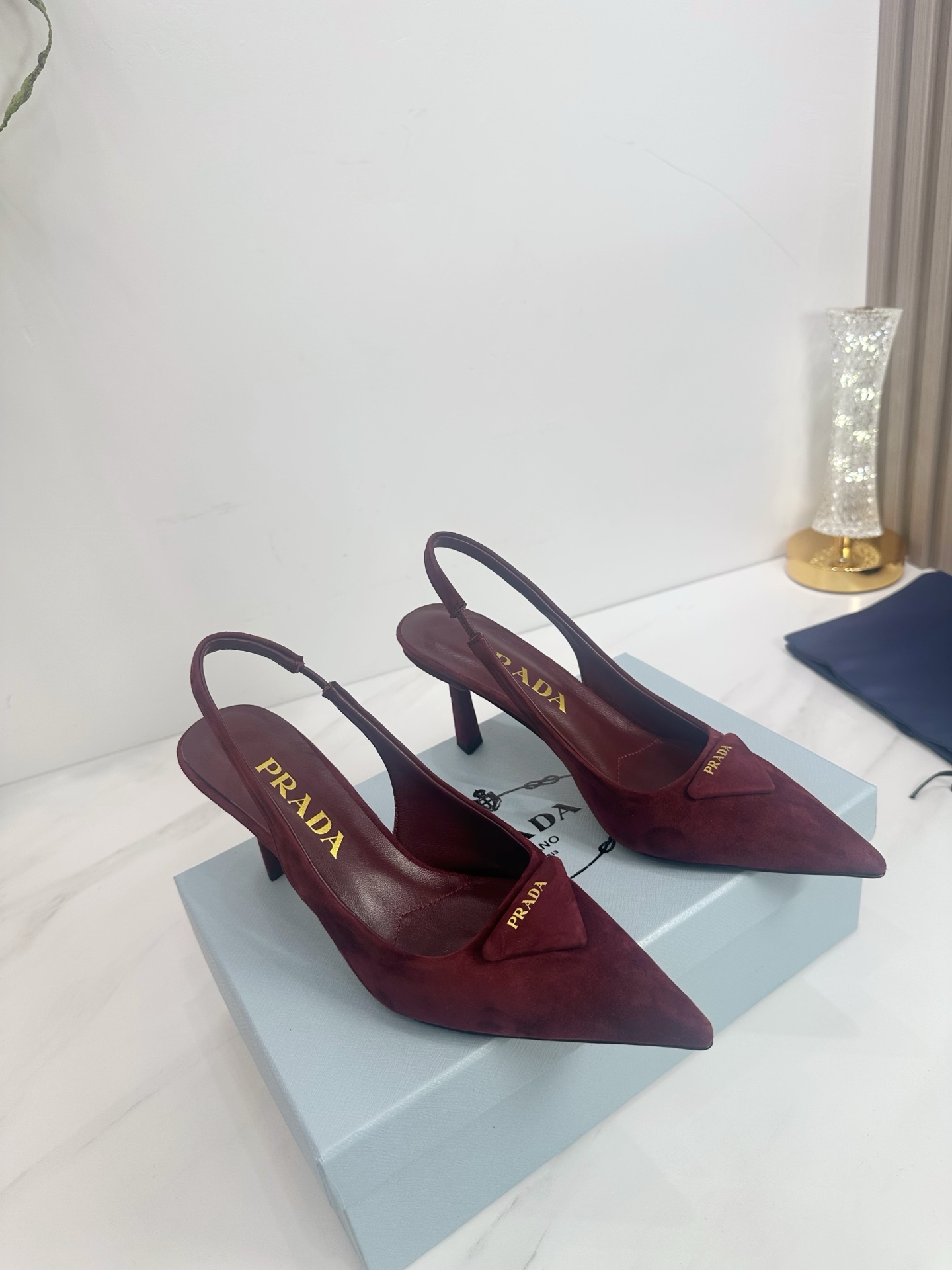 NO:490550,2025 SSS launches the latest Prada long and short boots, sandals, single shoes, thin heels, hollows, thick heels series ———————————— PRADA early spring catwalks Internet celebrity style 'Dreamless City' is the same style. Prada can be used on important occasions. It is a small and fresh style with a little noble feeling. It is perfectly worn with this shoe. It is elegant and generous, crystal clear. No matter the material of various accessories, it is exclusive and customized. It must be done at zero distance. The entire series is full of exciting and unexpected elements. Different materials and texture fabrics express, with a strong artistic atmosphere, allowing you to appreciate the ever-changing style of Prada girls. 1 The upper is made of Yangjing 2 imported sheepskin inside 3 large sole Italian original color genuine leather outsole heel height 7.5 4 original labeling foot pads, spot code 35M-39M (40 41  42 Custom made no return or exchange)., Sandals, prada, prada, sandals, boots, sheepskin, sheep, Leather soles198609092025 SSS重磅推出普拉达最新长短靴,凉鞋单鞋,细跟,后空,粗跟系列  —————————— PRADA早春T台走秀网红同款＂造梦不夜城＂,Prada能在重要场合上用得上了,小清新风带点贵气的感觉,上脚非常完美穿搭配上此鞋,优雅大方,晶莹剔透,无论各种配件材质,都是独家一比一定制,必做到原版零距离,整个系列都充满了令人兴奋和意外的元素结合,不同的材质,肌理的面料的表现,具有极浓的艺术气息,让你领略Prada女孩的百变风格. 1鞋面釆用羊京 2内里进口羊皮 3大底意大利原版原色真皮大底跟高7.5 4原贴标垫脚, 现货码数35M-39M（40 41 42订做不退不换).,凉鞋,prada,prada,sandals,boots,sheepskin,sheep,Leather soles,Women's Shoes