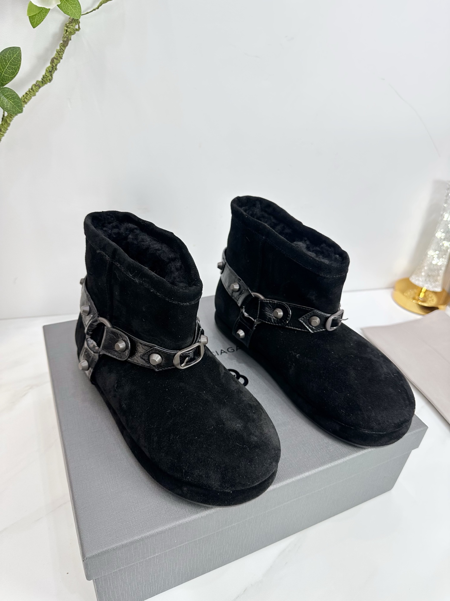 NO:577670,Balenciaga Balenciaga 25 new style fur boots, the feet feel very comfortable, the fur is particularly soft, and the embroidered logo on the upper is full of high-end feeling!  The lining of the shoe is made of woven sheep's wool. The original rubber high-gloss wear-resistant sole. 1. The upper is made of imported cowhide. 2. The inner lining is imported wool. 3. The outsole is matched with the original original privately molded rubber outsole. 4. The stock code is 35M-40M, snow boots, balenciaga, balenciaga, boots.19860909Balenciaga 巴黎世家 25新款毛靴,脚感特别舒服,毛特别的柔软,鞋面的刺绣Logo高级感满满！鞋里梭织羊卷毛 原版橡胶高光耐磨底 1鞋面釆用进口牛京 2内里进口羊毛 3大底原版原标私开模橡胶大底搭配 4现货码数35M-40M,雪地靴,balenciaga,balenciaga,boots,Women's Shoes