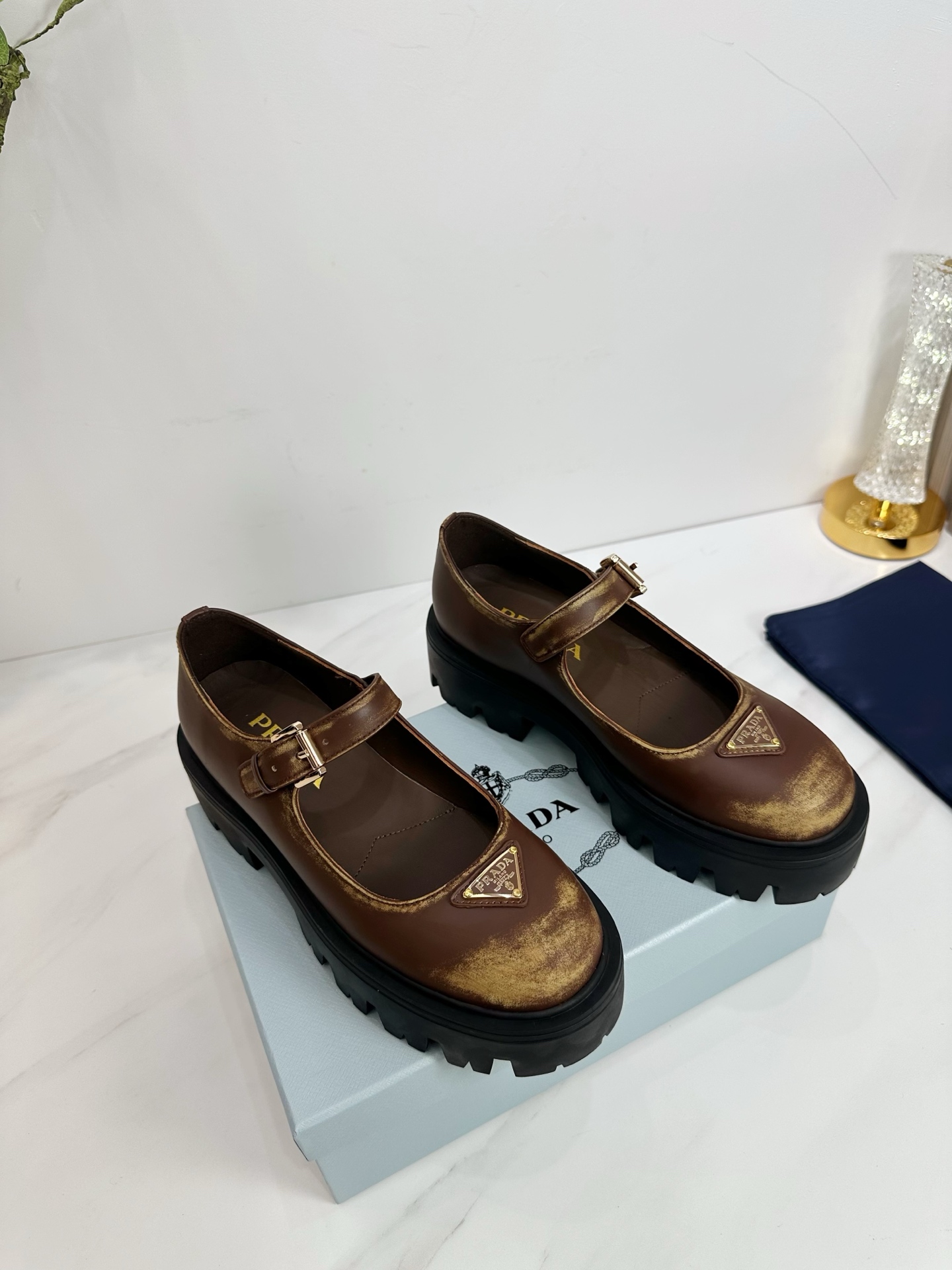 NO:560966,2025 SSS launches Prada’s latest long boots, sandals, thin heels, empty backs, and thick heels series——————————  PRADA's early spring T stage catwalk show is the same style as 'Dream Never Sleeps'. Prada can use it on important occasions. The fresh style has a bit of nobility. It is perfect to wear with this shoe. It is elegant and crystal clear, regardless of the material of various accessories.  , all are exclusively customized one to one, and must be zero distance from the original. The entire series is full of exciting and unexpected combinations of elements, different materials, textures of fabrics, and a strong artistic atmosphere, allowing you to appreciate the ever-changing style of Prada girls.  1. The upper is made of cowhide. 2. The inner lining is imported sheepskin. 3. The outsole is original Italian original color and exclusive molded rubber outsole. 4. Original labeling feet, stock code number 35M-39M (40 41   42 Customized (non-refundable and non-exchangeable).,Mary Jane,prada,prada,sandals,boots,mary jane,cowhide,sheepskin198609092025 SSS重磅推出普拉达最新长短靴,凉鞋单鞋,细跟,后空,粗跟系列  —————————— PRADA早春T台走秀网红同款＂造梦不夜城＂,Prada能在重要场合上用得上了,小清新风带点贵气的感觉,上脚非常完美穿搭配上此鞋,优雅大方,晶莹剔透,无论各种配件材质,都是独家一比一定制,必做到原版零距离,整个系列都充满了令人兴奋和意外的元素结合,不同的材质,肌理的面料的表现,具有极浓的艺术气息,让你领略Prada女孩的百变风格. 1鞋面釆用牛皮 2内里进口羊皮 3大底意大利原版原色独家开模橡胶大底  4原贴标垫脚, 现货码数35M-39M（40 41 42订做不退不换).,玛丽珍,prada,prada,sandals,boots,mary jane,cowhide,sheepskin,Women's Shoes