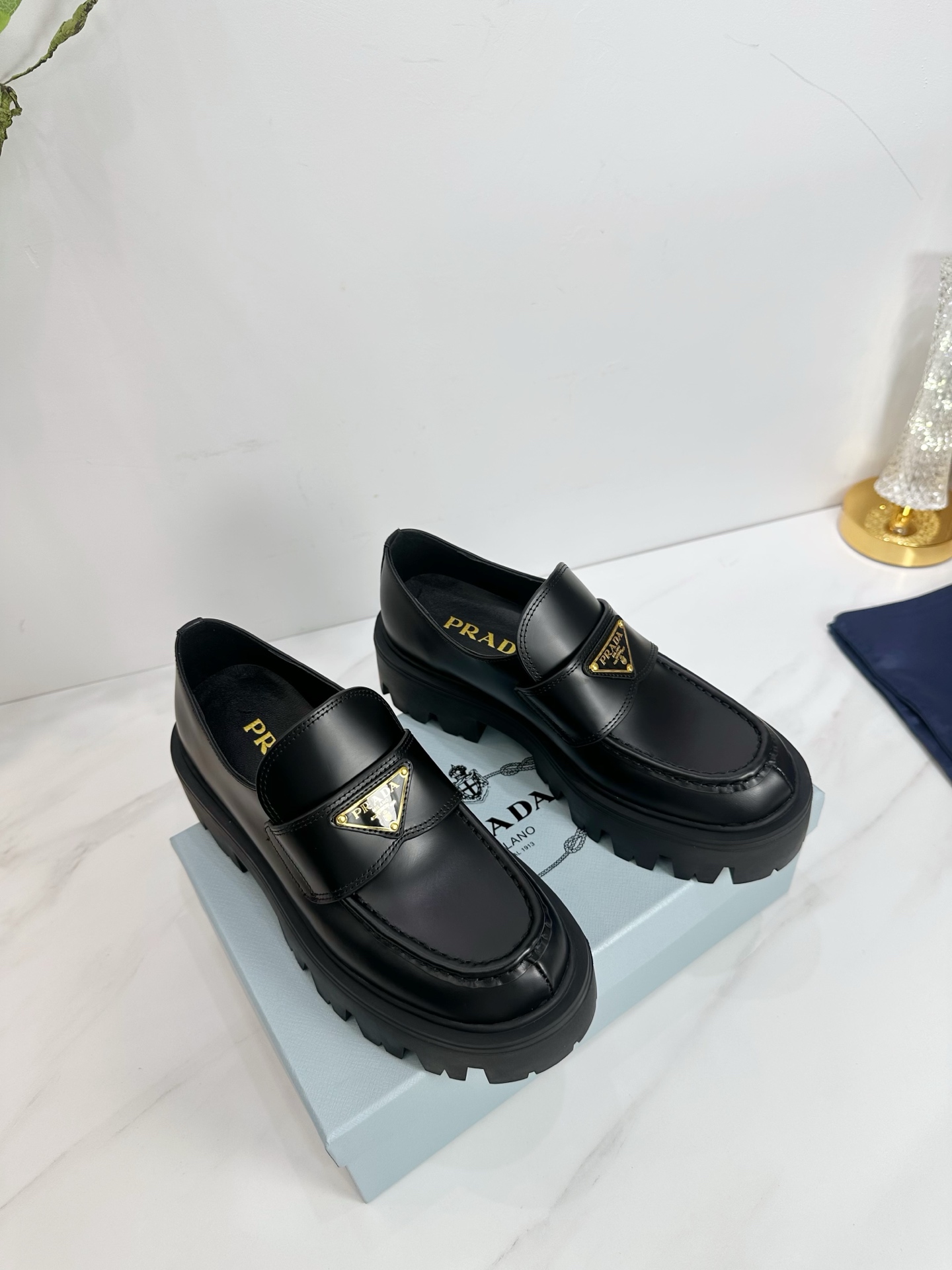 NO:561033,2025 SSS launches Prada’s latest long boots, sandals, thin heels, empty backs, and thick heels series——————————  PRADA's early spring T stage catwalk show is the same style as 'Dream Never Sleeps'. Prada can use it on important occasions. The fresh style has a bit of nobility. It is perfect to wear with this shoe. It is elegant and crystal clear, regardless of the material of various accessories.  , all are exclusively customized one to one, and must be zero distance from the original. The entire series is full of exciting and unexpected combinations of elements, different materials, textures of fabrics, and a strong artistic atmosphere, allowing you to appreciate the ever-changing style of Prada girls.  1. The upper is made of open edge beads. 2. The lining is imported sheepskin. 3. The outsole is original Italian original color and exclusive molded rubber outsole. 4. Original labeling feet, stock code number 35M-39M (40 41   42 Customized (non-returnable and non-exchangeable)., loafers, prada, prada, loafers, sandals, boots, sheepskin198609092025 SSS重磅推出普拉达最新长短靴,凉鞋单鞋,细跟,后空,粗跟系列  —————————— PRADA早春T台走秀网红同款＂造梦不夜城＂,Prada能在重要场合上用得上了,小清新风带点贵气的感觉,上脚非常完美穿搭配上此鞋,优雅大方,晶莹剔透,无论各种配件材质,都是独家一比一定制,必做到原版零距离,整个系列都充满了令人兴奋和意外的元素结合,不同的材质,肌理的面料的表现,具有极浓的艺术气息,让你领略Prada女孩的百变风格. 1鞋面釆用开边珠 2内里进口羊皮 3大底意大利原版原色独家开模橡胶大底  4原贴标垫脚, 现货码数35M-39M（40 41 42订做不退不换).,乐福鞋,prada,prada,loafers,sandals,boots,sheepskin,Women's Shoes