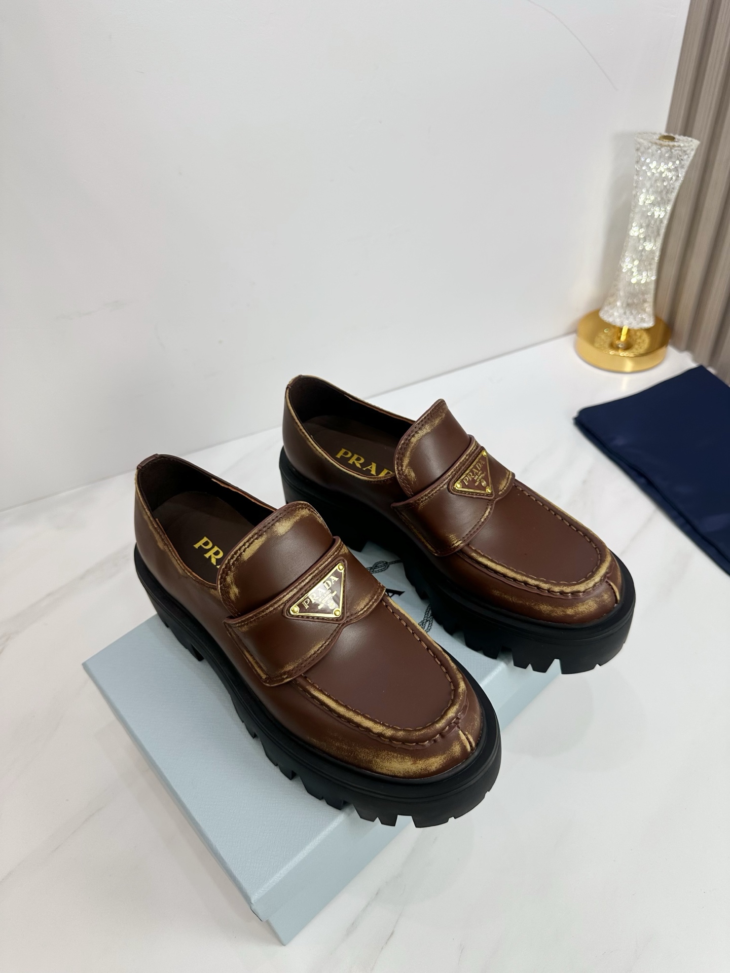 NO:561034,2025 SSS launches Prada’s latest long boots, sandals, thin heels, empty backs, and thick heels series——————————  PRADA's early spring T stage catwalk show is the same style as 'Dream Never Sleeps'. Prada can use it on important occasions. The fresh style has a bit of nobility. It is perfect to wear with this shoe. It is elegant and crystal clear, regardless of the material of various accessories.  , all are exclusively customized one to one, and must be zero distance from the original. The entire series is full of exciting and unexpected combinations of elements, different materials, textures of fabrics, and a strong artistic atmosphere, allowing you to appreciate the ever-changing style of Prada girls.  1. The upper is made of cowhide. 2. The inner lining is imported sheepskin. 3. The outsole is original Italian original color and exclusive molded rubber outsole. 4. Original labeling feet, stock code number 35M-39M (40 41   42 Customized (non-refundable and non-exchangeable)., loafers, prada, prada, loafers, sandals, boots, cowhide, sheepskin198609092025 SSS重磅推出普拉达最新长短靴,凉鞋单鞋,细跟,后空,粗跟系列  —————————— PRADA早春T台走秀网红同款＂造梦不夜城＂,Prada能在重要场合上用得上了,小清新风带点贵气的感觉,上脚非常完美穿搭配上此鞋,优雅大方,晶莹剔透,无论各种配件材质,都是独家一比一定制,必做到原版零距离,整个系列都充满了令人兴奋和意外的元素结合,不同的材质,肌理的面料的表现,具有极浓的艺术气息,让你领略Prada女孩的百变风格. 1鞋面釆用牛皮 2内里进口羊皮 3大底意大利原版原色独家开模橡胶大底  4原贴标垫脚, 现货码数35M-39M（40 41 42订做不退不换).,乐福鞋,prada,prada,loafers,sandals,boots,cowhide,sheepskin,Women's Shoes