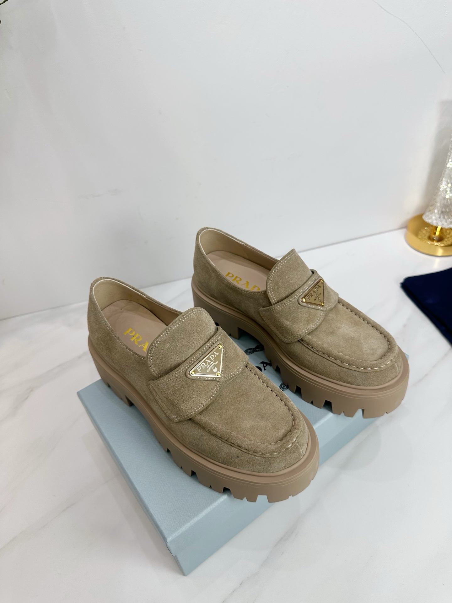 NO:561035,2025 SSS launches Prada’s latest long boots, sandals, thin heels, empty backs, and thick heels series——————————  PRADA's early spring T stage catwalk show is the same style as 'Dream Never Sleeps'. Prada can use it on important occasions. The fresh style has a bit of nobility. It is perfect to wear with this shoe. It is elegant and crystal clear, regardless of the material of various accessories.  , all are exclusively customized one to one, and must be zero distance from the original. The entire series is full of exciting and unexpected combinations of elements, different materials, textures of fabrics, and a strong artistic atmosphere, allowing you to appreciate the ever-changing style of Prada girls.  1. The upper is made of Niu Jing. 2. The inner lining is imported sheepskin. 3. The outsole is original Italian original color and exclusive molded rubber outsole. 4. Original labeling feet. The stock code number is 35M-39M (40 41   42 Customized (non-returnable and non-exchangeable)., loafers, prada, prada, loafers, sandals, boots, sheepskin198609092025 SSS重磅推出普拉达最新长短靴,凉鞋单鞋,细跟,后空,粗跟系列  —————————— PRADA早春T台走秀网红同款＂造梦不夜城＂,Prada能在重要场合上用得上了,小清新风带点贵气的感觉,上脚非常完美穿搭配上此鞋,优雅大方,晶莹剔透,无论各种配件材质,都是独家一比一定制,必做到原版零距离,整个系列都充满了令人兴奋和意外的元素结合,不同的材质,肌理的面料的表现,具有极浓的艺术气息,让你领略Prada女孩的百变风格. 1鞋面釆用牛京 2内里进口羊皮 3大底意大利原版原色独家开模橡胶大底  4原贴标垫脚, 现货码数35M-39M（40 41 42订做不退不换).,乐福鞋,prada,prada,loafers,sandals,boots,sheepskin,Women's Shoes