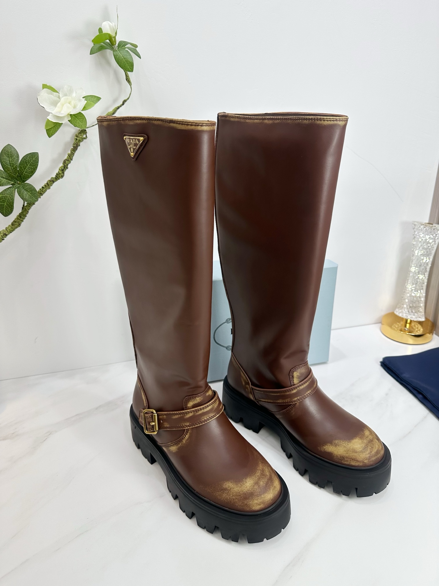 NO:560991,2025 SSS launches Prada’s latest long boots, sandals, thin heels, empty backs, and thick heels series——————————  PRADA's early spring T stage catwalk show is the same style as 'Dream Never Sleeps'. Prada can use it on important occasions. The fresh style has a bit of nobility. It is perfect to wear with this shoe. It is elegant and crystal clear, regardless of the material of various accessories.  , all are exclusively customized one to one, and must be zero distance from the original. The entire series is full of exciting and unexpected combinations of elements, different materials, textures of fabrics, and a strong artistic atmosphere, allowing you to appreciate the ever-changing style of Prada girls.  1. The upper is made of cowhide. 2. The lining is imported sheepskin. 3. The outsole is original Italian original color and exclusive molded rubber outsole. The boot shaft is 15 inches. 4. The original labeling feet. The stock code number is 35M-39M (40   41 42 Customized (non-returnable and non-exchangeable)., boots, prada, prada, sandals, boots, cowhide, sheepskin198609092025 SSS重磅推出普拉达最新长短靴,凉鞋单鞋,细跟,后空,粗跟系列  —————————— PRADA早春T台走秀网红同款＂造梦不夜城＂,Prada能在重要场合上用得上了,小清新风带点贵气的感觉,上脚非常完美穿搭配上此鞋,优雅大方,晶莹剔透,无论各种配件材质,都是独家一比一定制,必做到原版零距离,整个系列都充满了令人兴奋和意外的元素结合,不同的材质,肌理的面料的表现,具有极浓的艺术气息,让你领略Prada女孩的百变风格. 1鞋面釆用牛皮 2内里进口羊皮 3大底意大利原版原色独家开模橡胶大底 靴筒15寸 4原贴标垫脚, 现货码数35M-39M（40 41 42订做不退不换).,靴子,prada,prada,sandals,boots,cowhide,sheepskin,Women's Shoes