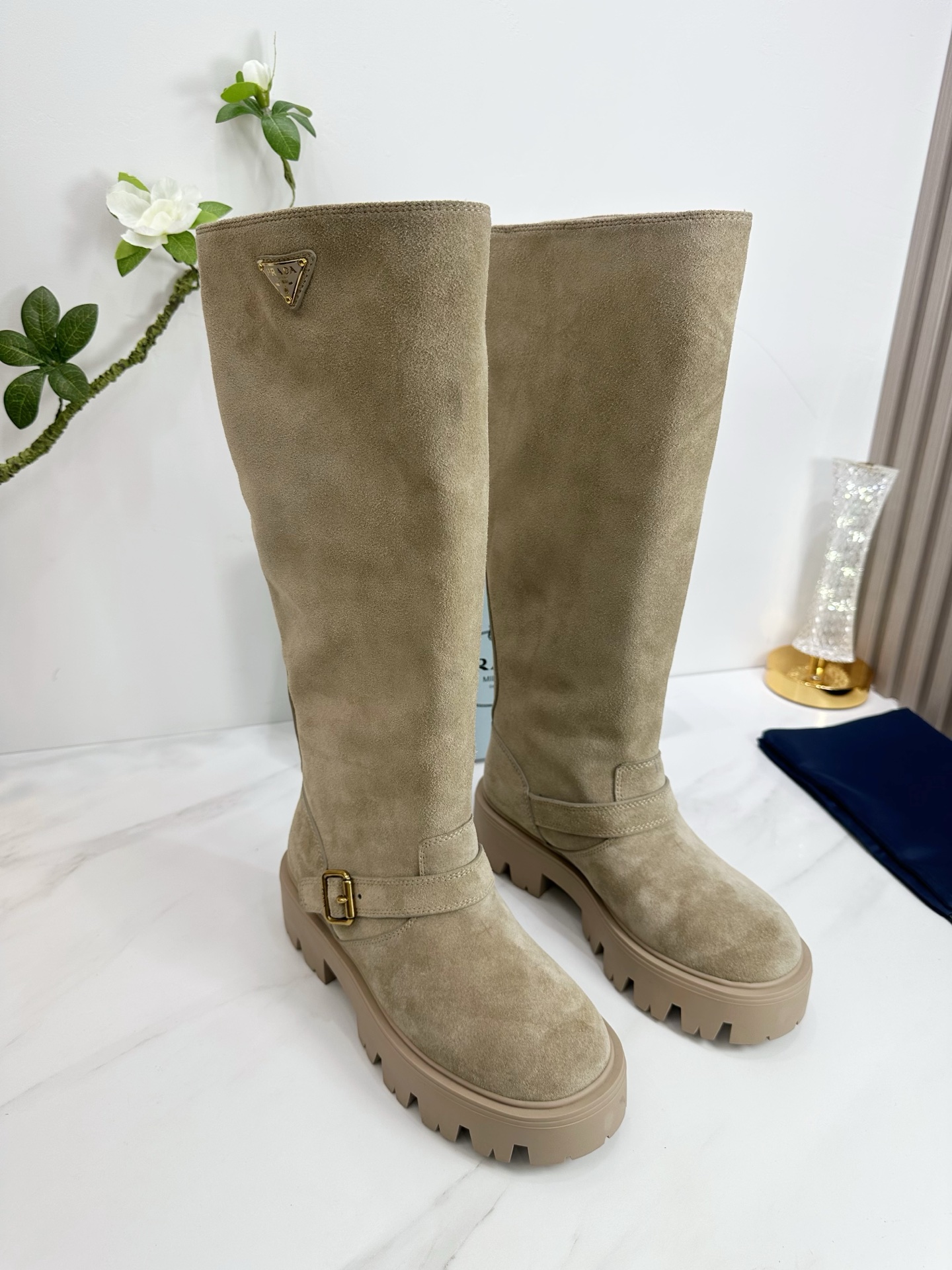 NO:560996,2025 SSS launches Prada’s latest long boots, sandals, thin heels, empty backs, and thick heels series——————————  PRADA's early spring T stage catwalk show is the same style as 'Dream Never Sleeps'. Prada can use it on important occasions. The fresh style has a bit of nobility. It is perfect to wear with this shoe. It is elegant and crystal clear, regardless of the material of various accessories.  , all are exclusively customized one to one, and must be zero distance from the original. The entire series is full of exciting and unexpected combinations of elements, different materials, textures of fabrics, and a strong artistic atmosphere, allowing you to appreciate the ever-changing style of Prada girls.  1. The upper is made of Niu Jing. 2. The lining is imported sheepskin. 3. The outsole is original Italian original color and exclusive molded rubber outsole. The boot shaft is 15 inches. 4. Original labeling feet. The stock code number is 35M-39M (40   41 42 Customized (non-returnable and non-exchangeable)., boots, prada, prada, sandals, boots, sheepskin198609092025 SSS重磅推出普拉达最新长短靴,凉鞋单鞋,细跟,后空,粗跟系列  —————————— PRADA早春T台走秀网红同款＂造梦不夜城＂,Prada能在重要场合上用得上了,小清新风带点贵气的感觉,上脚非常完美穿搭配上此鞋,优雅大方,晶莹剔透,无论各种配件材质,都是独家一比一定制,必做到原版零距离,整个系列都充满了令人兴奋和意外的元素结合,不同的材质,肌理的面料的表现,具有极浓的艺术气息,让你领略Prada女孩的百变风格. 1鞋面釆用牛京 2内里进口羊皮 3大底意大利原版原色独家开模橡胶大底 靴筒15寸 4原贴标垫脚, 现货码数35M-39M（40 41 42订做不退不换).,靴子,prada,prada,sandals,boots,sheepskin,Women's Shoes