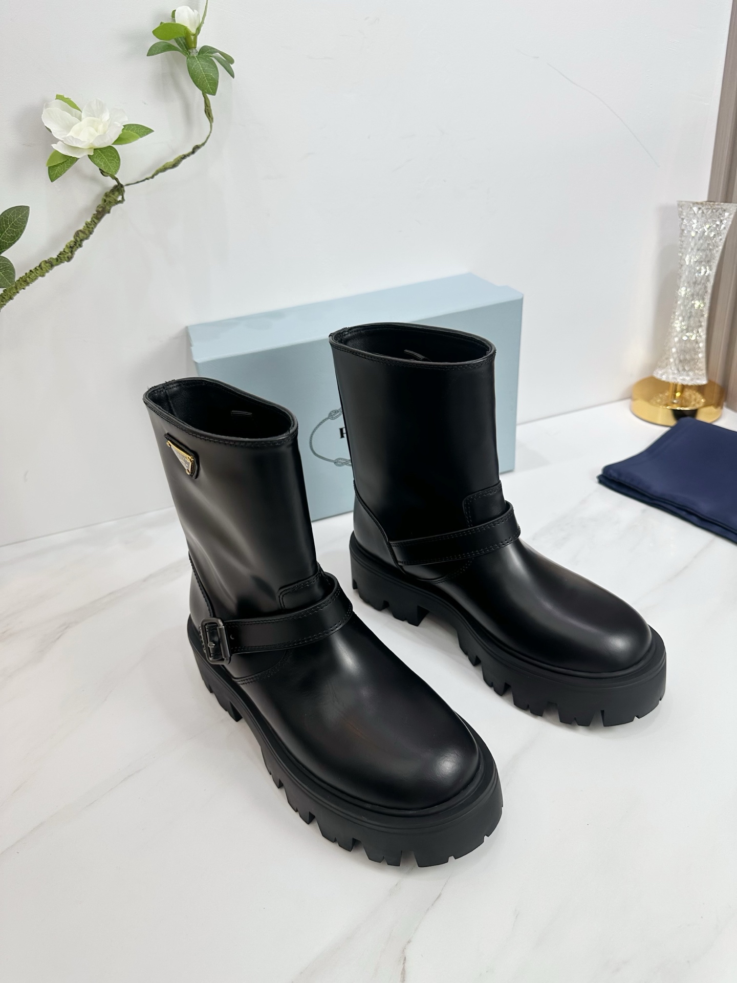 NO:561004,2025 SSS launches Prada’s latest long boots, sandals, thin heels, empty backs, and thick heels series——————————  PRADA's early spring T stage catwalk show is the same style as 'Dream Never Sleeps'. Prada can use it on important occasions. The fresh style has a bit of nobility. It is perfect to wear with this shoe. It is elegant and crystal clear, regardless of the material of various accessories.  , all are exclusively customized one to one, and must be zero distance from the original. The entire series is full of exciting and unexpected combinations of elements, different materials, textures of fabrics, and a strong artistic atmosphere, allowing you to appreciate the ever-changing style of Prada girls.  1. The upper is made of open edge beads. 2. The lining is imported sheepskin. 3. The outsole is original Italian original color and exclusive molded rubber outsole. The boot shaft is 6 inches. 4. Original labeling feet. The stock code number is 35M-39M (40   41 42 Customized (non-returnable and non-exchangeable)., boots, prada, prada, sandals, boots, sheepskin198609092025 SSS重磅推出普拉达最新长短靴,凉鞋单鞋,细跟,后空,粗跟系列  —————————— PRADA早春T台走秀网红同款＂造梦不夜城＂,Prada能在重要场合上用得上了,小清新风带点贵气的感觉,上脚非常完美穿搭配上此鞋,优雅大方,晶莹剔透,无论各种配件材质,都是独家一比一定制,必做到原版零距离,整个系列都充满了令人兴奋和意外的元素结合,不同的材质,肌理的面料的表现,具有极浓的艺术气息,让你领略Prada女孩的百变风格. 1鞋面釆用开边珠 2内里进口羊皮 3大底意大利原版原色独家开模橡胶大底 靴筒6寸 4原贴标垫脚, 现货码数35M-39M（40 41 42订做不退不换).,靴子,prada,prada,sandals,boots,sheepskin,Women's Shoes