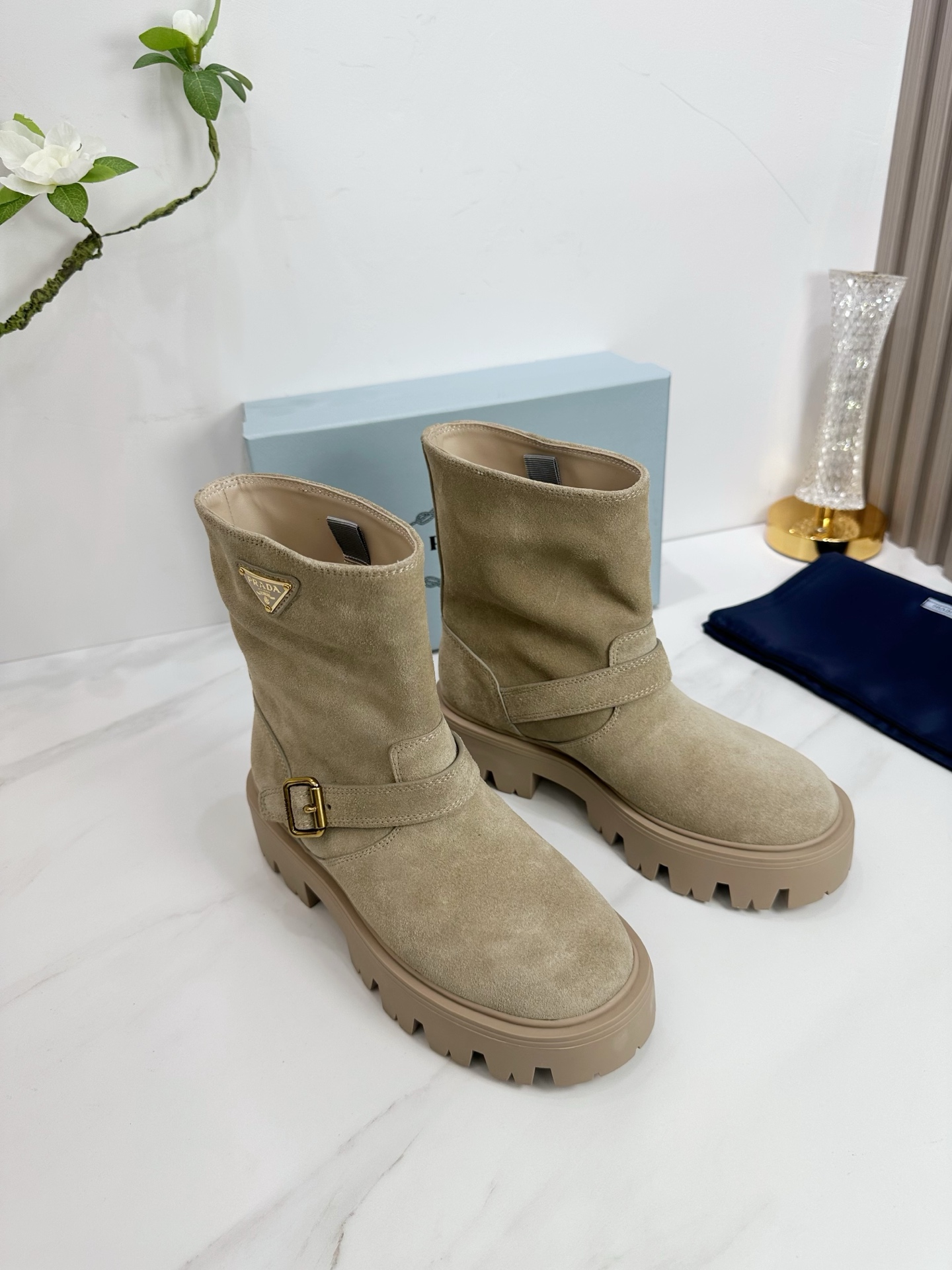 NO:560967,2025 SSS launches Prada’s latest long boots, sandals, thin heels, empty backs, and thick heels series——————————  PRADA's early spring T stage catwalk show is the same style as 'Dream Never Sleeps'. Prada can use it on important occasions. The fresh style has a bit of nobility. It is perfect to wear with this shoe. It is elegant and crystal clear, regardless of the material of various accessories.  , all are exclusively customized one to one, and must be zero distance from the original. The entire series is full of exciting and unexpected combinations of elements, different materials, textures of fabrics, and a strong artistic atmosphere, allowing you to appreciate the ever-changing style of Prada girls.  1. The upper is made of Niu Jing. 2. The inner lining is imported sheepskin. 3. The outsole is original Italian original color and exclusive molded rubber outsole. The boot shaft is 6 inches. 4. Original labeling feet. The number in stock is 35M-39M (40   41 42 Customized (non-returnable and non-exchangeable)., boots, prada, prada, sandals, boots, sheepskin198609092025 SSS重磅推出普拉达最新长短靴,凉鞋单鞋,细跟,后空,粗跟系列  —————————— PRADA早春T台走秀网红同款＂造梦不夜城＂,Prada能在重要场合上用得上了,小清新风带点贵气的感觉,上脚非常完美穿搭配上此鞋,优雅大方,晶莹剔透,无论各种配件材质,都是独家一比一定制,必做到原版零距离,整个系列都充满了令人兴奋和意外的元素结合,不同的材质,肌理的面料的表现,具有极浓的艺术气息,让你领略Prada女孩的百变风格. 1鞋面釆用牛京 2内里进口羊皮 3大底意大利原版原色独家开模橡胶大底 靴筒6寸 4原贴标垫脚, 现货码数35M-39M（40 41 42订做不退不换).,靴子,prada,prada,sandals,boots,sheepskin,Women's Shoes