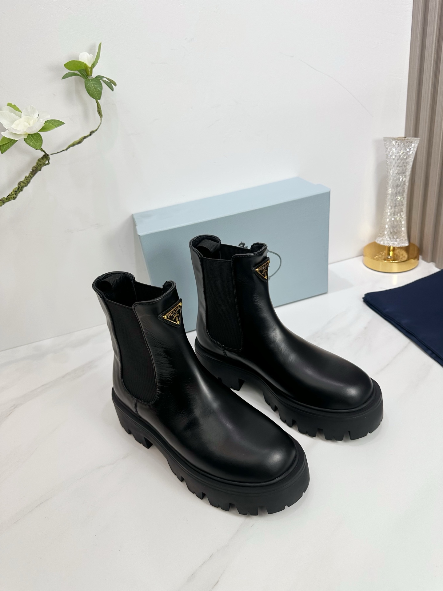 NO:560990,2025 SSS launches Prada’s latest long boots, sandals, thin heels, empty backs, and thick heels series——————————  PRADA's early spring T stage catwalk show is the same style as 'Dream Never Sleeps'. Prada can use it on important occasions. The fresh style has a bit of nobility. It is perfect to wear with this shoe. It is elegant and crystal clear, regardless of the material of various accessories.  , all are exclusively customized one to one, and must be zero distance from the original. The entire series is full of exciting and unexpected combinations of elements, different materials, textures of fabrics, and a strong artistic atmosphere, allowing you to appreciate the ever-changing style of Prada girls.  1. The upper is made of open edge beads. 2. The lining is imported sheepskin. 3. The outsole is original Italian original color and exclusive molded rubber outsole. The boot shaft is 6 inches. 4. Original labeling feet. The stock code number is 35M-39M (40   41 42 Customized (non-returnable and non-exchangeable)., boots, prada, prada, sandals, boots, sheepskin198609092025 SSS重磅推出普拉达最新长短靴,凉鞋单鞋,细跟,后空,粗跟系列  —————————— PRADA早春T台走秀网红同款＂造梦不夜城＂,Prada能在重要场合上用得上了,小清新风带点贵气的感觉,上脚非常完美穿搭配上此鞋,优雅大方,晶莹剔透,无论各种配件材质,都是独家一比一定制,必做到原版零距离,整个系列都充满了令人兴奋和意外的元素结合,不同的材质,肌理的面料的表现,具有极浓的艺术气息,让你领略Prada女孩的百变风格. 1鞋面釆用开边珠 2内里进口羊皮 3大底意大利原版原色独家开模橡胶大底 靴筒6寸 4原贴标垫脚, 现货码数35M-39M（40 41 42订做不退不换).,靴子,prada,prada,sandals,boots,sheepskin,Women's Shoes