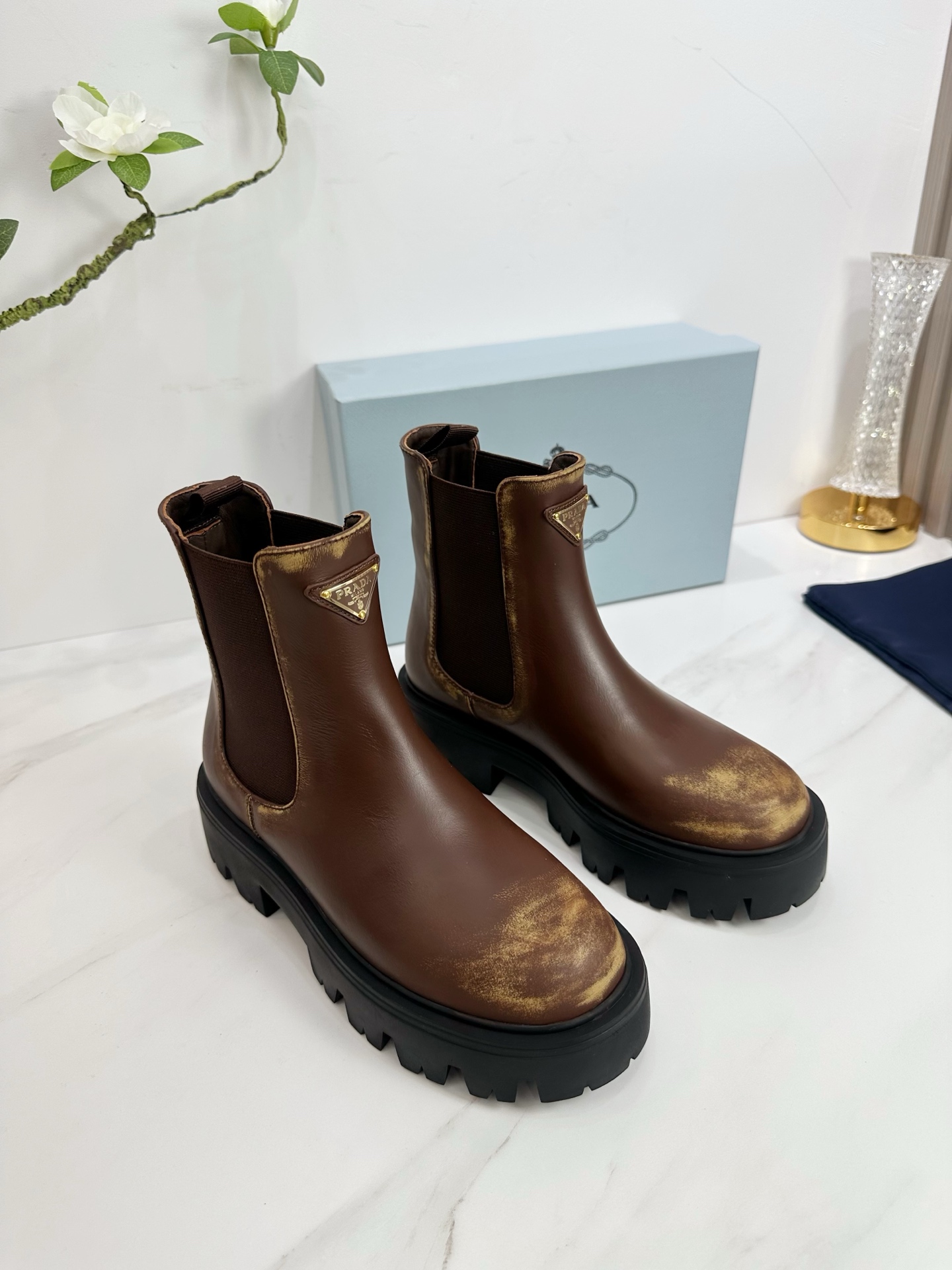 NO:560995,2025 SSS launches Prada’s latest long boots, sandals, thin heels, empty backs, and thick heels series——————————  PRADA's early spring T stage catwalk show is the same style as 'Dream Never Sleeps'. Prada can use it on important occasions. The fresh style has a bit of nobility. It is perfect to wear with this shoe. It is elegant and crystal clear, regardless of the material of various accessories.  , all are exclusively customized one to one, and must be zero distance from the original. The entire series is full of exciting and unexpected combinations of elements, different materials, textures of fabrics, and a strong artistic atmosphere, allowing you to appreciate the ever-changing style of Prada girls.  1. The upper is made of cowhide. 2. The lining is imported sheepskin. 3. The outsole is original Italian original color and exclusive molded rubber outsole. The boot shaft is 6 inches. 4. Original labeling feet. The stock code number is 35M-39M (40   41 42 Customized (non-returnable and non-exchangeable)., boots, prada, prada, sandals, boots, cowhide, sheepskin198609092025 SSS重磅推出普拉达最新长短靴,凉鞋单鞋,细跟,后空,粗跟系列  —————————— PRADA早春T台走秀网红同款＂造梦不夜城＂,Prada能在重要场合上用得上了,小清新风带点贵气的感觉,上脚非常完美穿搭配上此鞋,优雅大方,晶莹剔透,无论各种配件材质,都是独家一比一定制,必做到原版零距离,整个系列都充满了令人兴奋和意外的元素结合,不同的材质,肌理的面料的表现,具有极浓的艺术气息,让你领略Prada女孩的百变风格. 1鞋面釆用牛皮 2内里进口羊皮 3大底意大利原版原色独家开模橡胶大底 靴筒6寸 4原贴标垫脚, 现货码数35M-39M（40 41 42订做不退不换).,靴子,prada,prada,sandals,boots,cowhide,sheepskin,Women's Shoes