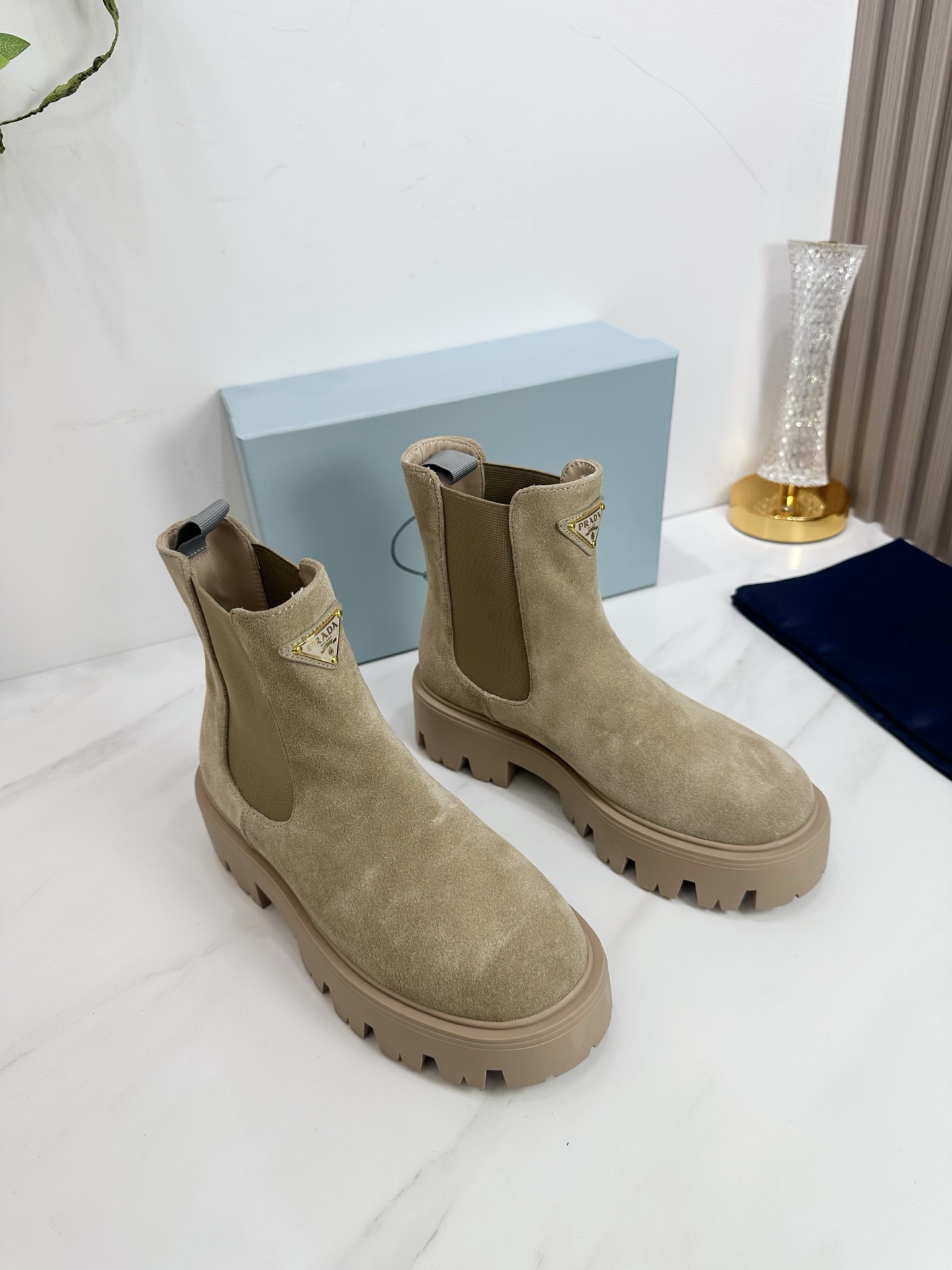 NO:561000,2025 SSS launches Prada’s latest long boots, sandals, thin heels, empty backs, and thick heels series——————————  PRADA's early spring T stage catwalk show is the same style as 'Dream Never Sleeps'. Prada can use it on important occasions. The fresh style has a bit of nobility. It is perfect to wear with this shoe. It is elegant and crystal clear, regardless of the material of various accessories.  , all are exclusively customized one to one, and must be zero distance from the original. The entire series is full of exciting and unexpected combinations of elements, different materials, textures of fabrics, and a strong artistic atmosphere, allowing you to appreciate the ever-changing style of Prada girls.  1. The upper is made of Niu Jing. 2. The inner lining is imported sheepskin. 3. The outsole is original Italian original color and exclusive molded rubber outsole. The boot shaft is 6 inches. 4. Original labeling feet. The number in stock is 35M-39M (40   41 42 Customized (non-returnable and non-exchangeable)., boots, prada, prada, sandals, boots, sheepskin198609092025 SSS重磅推出普拉达最新长短靴,凉鞋单鞋,细跟,后空,粗跟系列  —————————— PRADA早春T台走秀网红同款＂造梦不夜城＂,Prada能在重要场合上用得上了,小清新风带点贵气的感觉,上脚非常完美穿搭配上此鞋,优雅大方,晶莹剔透,无论各种配件材质,都是独家一比一定制,必做到原版零距离,整个系列都充满了令人兴奋和意外的元素结合,不同的材质,肌理的面料的表现,具有极浓的艺术气息,让你领略Prada女孩的百变风格. 1鞋面釆用牛京 2内里进口羊皮 3大底意大利原版原色独家开模橡胶大底 靴筒6寸 4原贴标垫脚, 现货码数35M-39M（40 41 42订做不退不换).,靴子,prada,prada,sandals,boots,sheepskin,Women's Shoes