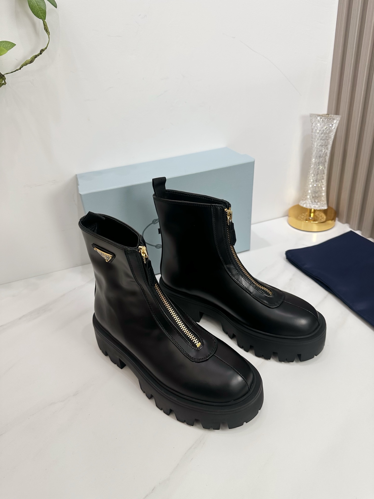 NO:560975,2025 SSS launches Prada’s latest long boots, sandals, thin heels, empty backs, and thick heels series——————————  PRADA's early spring T stage catwalk show is the same style as 'Dream Never Sleeps'. Prada can use it on important occasions. The fresh style has a bit of nobility. It is perfect to wear with this shoe. It is elegant and crystal clear, regardless of the material of various accessories.  , all are exclusively customized one to one, and must be zero distance from the original. The entire series is full of exciting and unexpected combinations of elements, different materials, textures of fabrics, and a strong artistic atmosphere, allowing you to appreciate the ever-changing style of Prada girls.  1. The upper is made of open edge beads. 2. The lining is imported sheepskin. 3. The outsole is original Italian original color and exclusive molded rubber outsole. The boot shaft is 6 inches. 4. Original labeling feet. The stock code number is 35M-39M (40   41 42 Customized (non-returnable and non-exchangeable)., boots, prada, prada, sandals, boots, sheepskin198609092025 SSS重磅推出普拉达最新长短靴,凉鞋单鞋,细跟,后空,粗跟系列  —————————— PRADA早春T台走秀网红同款＂造梦不夜城＂,Prada能在重要场合上用得上了,小清新风带点贵气的感觉,上脚非常完美穿搭配上此鞋,优雅大方,晶莹剔透,无论各种配件材质,都是独家一比一定制,必做到原版零距离,整个系列都充满了令人兴奋和意外的元素结合,不同的材质,肌理的面料的表现,具有极浓的艺术气息,让你领略Prada女孩的百变风格. 1鞋面釆用开边珠 2内里进口羊皮 3大底意大利原版原色独家开模橡胶大底 靴筒6寸 4原贴标垫脚, 现货码数35M-39M（40 41 42订做不退不换).,靴子,prada,prada,sandals,boots,sheepskin,Women's Shoes