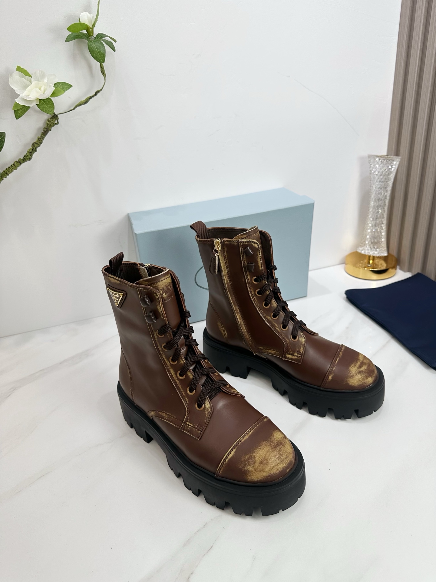 NO:560976,2025 SSS launches Prada’s latest long boots, sandals, thin heels, empty backs, and thick heels series——————————  PRADA's early spring T stage catwalk show is the same style as 'Dream Never Sleeps'. Prada can use it on important occasions. The fresh style has a bit of nobility. It is perfect to wear with this shoe. It is elegant and crystal clear, regardless of the material of various accessories.  , all are exclusively customized one to one, and must be zero distance from the original. The entire series is full of exciting and unexpected combinations of elements, different materials, textures of fabrics, and a strong artistic atmosphere, allowing you to appreciate the ever-changing style of Prada girls.  1. The upper is made of cowhide. 2. The lining is imported sheepskin. 3. The outsole is original Italian original color and exclusive molded rubber outsole. The boot shaft is 6 inches. 4. Original labeling feet. The stock code number is 35M-39M (40   41 42 Customized (non-returnable and non-exchangeable)., boots, prada, prada, sandals, boots, cowhide, sheepskin198609092025 SSS重磅推出普拉达最新长短靴,凉鞋单鞋,细跟,后空,粗跟系列  —————————— PRADA早春T台走秀网红同款＂造梦不夜城＂,Prada能在重要场合上用得上了,小清新风带点贵气的感觉,上脚非常完美穿搭配上此鞋,优雅大方,晶莹剔透,无论各种配件材质,都是独家一比一定制,必做到原版零距离,整个系列都充满了令人兴奋和意外的元素结合,不同的材质,肌理的面料的表现,具有极浓的艺术气息,让你领略Prada女孩的百变风格. 1鞋面釆用牛皮 2内里进口羊皮 3大底意大利原版原色独家开模橡胶大底 靴筒6寸 4原贴标垫脚, 现货码数35M-39M（40 41 42订做不退不换).,靴子,prada,prada,sandals,boots,cowhide,sheepskin,Women's Shoes