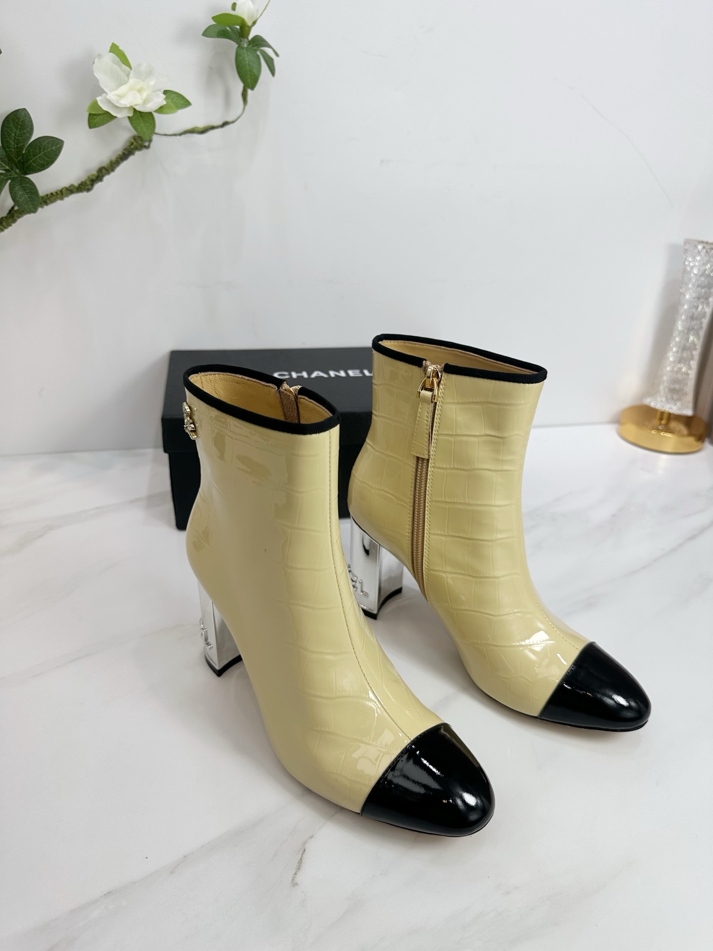 NO:577664,CHANEL 2025 Autumn Martin Boots Single Shoes Sandals Slippers Latest European Purchasing Agency & Fragrant Grandma’s Home New Fashion Latest Page Small fragrant Martin boots that exude lasting charm ~ The original development supports the market to arbitrarily compare the so-called smooth and natural lines to restore the original appearance. Many stars have recommended it. One of the must-have items for the beginning of spring. Super comfortable on the feet, the true fragrance series... 1 Fabric: Imported stone grain cowhide 2 Lining Imported sheepskin 3 Outsole Imported original Italian original color genuine leather outsole  4 code numbers 35 to 39 (40.41 customized), boots, chanel, sandals, boots, slippers, cowhide, sheepskin, Leather soles19860909CHANEL 2025秋季马丁靴单鞋凉鞋拖鞋最新款 欧洲代购&香奶奶家新款时尚最新版面 散发持久魅力的小香马丁靴鞋～原版开发支持市场任意对比所谓线条流畅自然 做到恢复原版模样 众多明星纷纷推荐 开春必火单品之一.上脚超级的舒适哦,真香系列…  1面料:进口石头纹牛皮 2内里 进口羊皮 3大底 进口意大利原版原色真皮大底 4码数 35一39(40.41定制),靴子,chanel,sandals,boots,slippers,cowhide,sheepskin,Leather soles,Women's Shoes