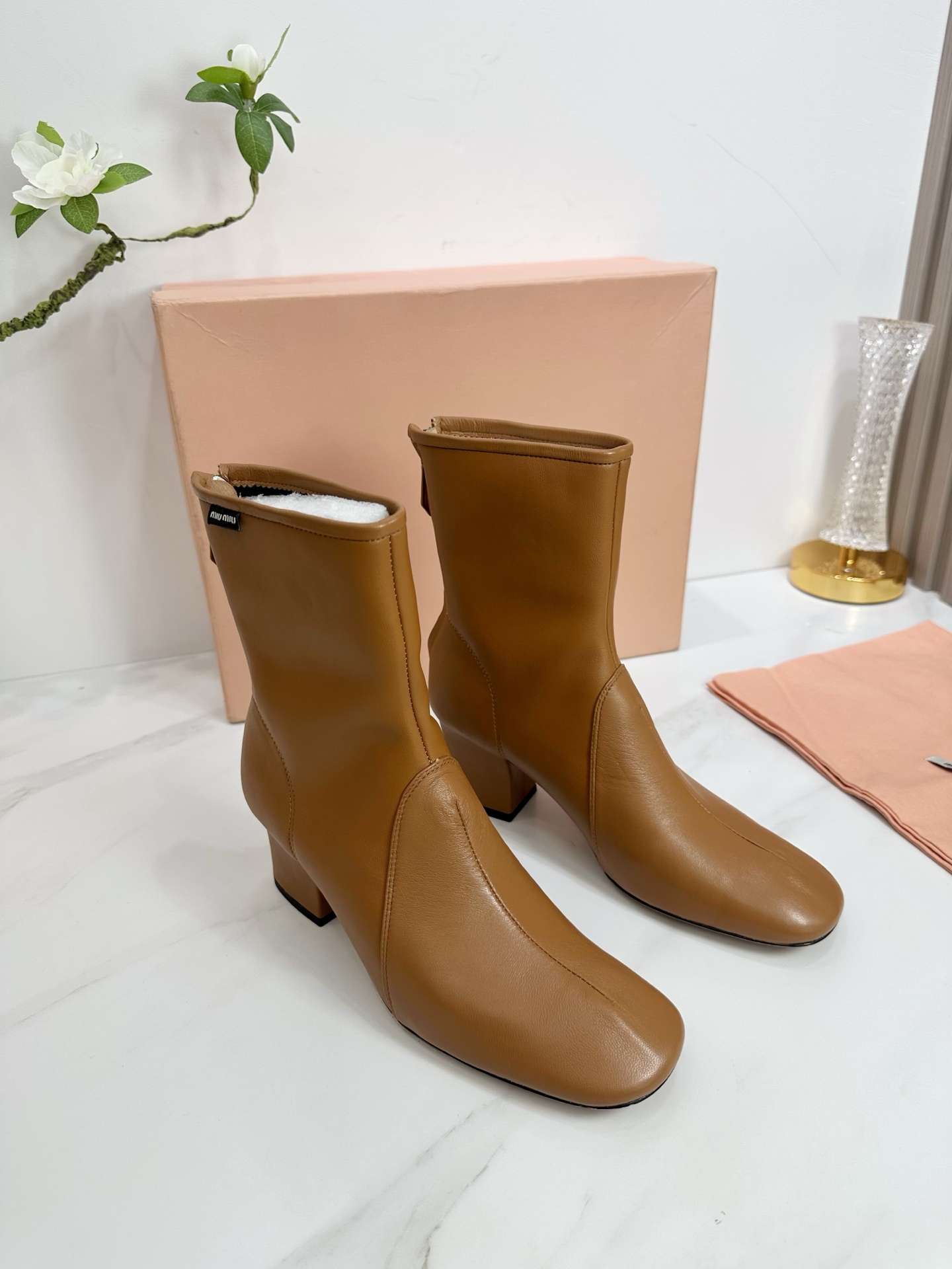 NO:577658,Factory 2025 new product [MIU MIU] New and super beautiful decoration, full of fashionable ladylike temperament. Two-color splicing. There is no lack of glamorous colors, and there is an elastic elephant scarf on the outside. It is very convenient to put on the feet. The original last imported from Italy is the latest last, and the shape is very good. The buckle opening mold is also the original grinding tool. It is very beautiful. You can see the sparkling feeling even at night. —————————— 1 The upper is made of sheepskin  2 lining imported sheepskin 3 outsole Italian original original color privately molded leather outsole 4 original patch feet, stock code number 35M-39M (40 41 custom-made, non-refundable and non-exchangeable)., boots, miumiu, boots, sheepskin, Leather soles19860909工厂 2025 新款新品【MIU MIU】 全新超美装饰搭配,时尚淑女气质十足 双色拼接 又不乏美艳色彩,外侧附带弹力象巾 上脚非常方便意大利引进的原版楦头是最新楦、出来形体非常好呢、饰扣开模也是原版磨具、非常美就算在夜里也能看出闪闪的闪烁感、 —————————— 1鞋面釆用羊皮 2内里进口羊皮 3大底意大利原版原色私开模真皮大底 4原贴垫标脚,现货码数35M-39M（40 41订做不退不换).,靴子,miumiu,boots,sheepskin,Leather soles,Women's Shoes