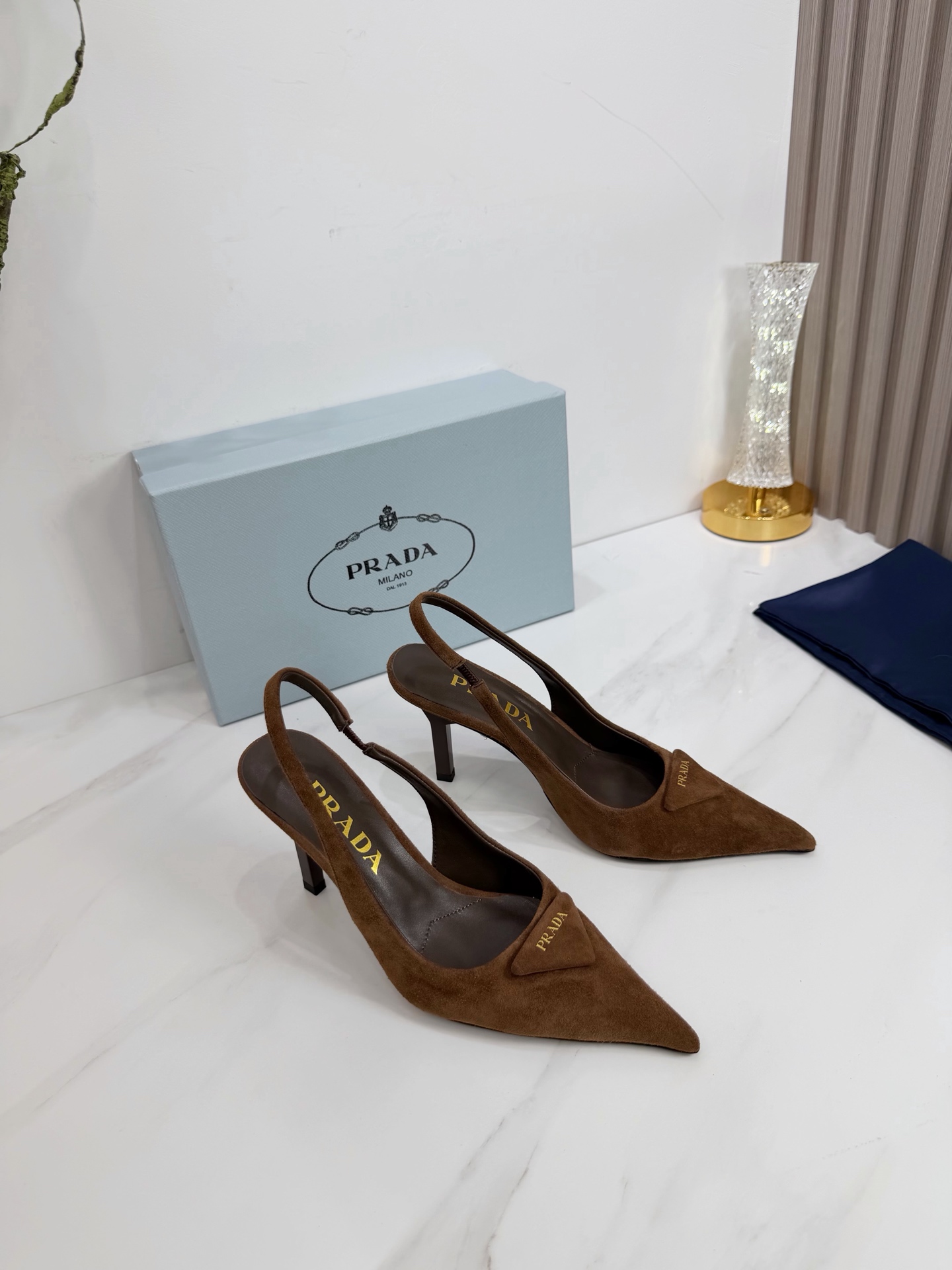 NO:577515,2025 SSS launches Prada’s latest long boots, sandals, thin heels, empty backs, and thick heels series——————————  PRADA's early spring T stage catwalk show is the same style as 'Dream Never Sleeps'. Prada can use it on important occasions. The fresh style has a bit of nobility. It is perfect to wear with this shoe. It is elegant and crystal clear, regardless of the material of various accessories.  , all are exclusively customized one to one, and must be zero distance from the original. The entire series is full of exciting and unexpected combinations of elements, different materials, textures of fabrics, and a strong artistic atmosphere, allowing you to appreciate the ever-changing style of Prada girls.  1. The upper is made of imported sheepskin. 2. The inner lining is imported sheepskin. 3. The outsole is made of original Italian genuine leather.198609092025 SSS重磅推出普拉达最新长短靴,凉鞋单鞋,细跟,后空,粗跟系列  —————————— PRADA早春T台走秀网红同款＂造梦不夜城＂,Prada能在重要场合上用得上了,小清新风带点贵气的感觉,上脚非常完美穿搭配上此鞋,优雅大方,晶莹剔透,无论各种配件材质,都是独家一比一定制,必做到原版零距离,整个系列都充满了令人兴奋和意外的元素结合,不同的材质,肌理的面料的表现,具有极浓的艺术气息,让你领略Prada女孩的百变风格. 1鞋面釆用进口羊京 2内里进口羊皮 3大底意大利原版原色真皮大底 跟高8.5 4原贴标垫脚, 现货码数35M-39M（40 41 42订做不退不换).,高跟鞋凉鞋,prada,prada,sandals,boots,high heels,sheepskin,sheep,Leather soles,Women's Shoes