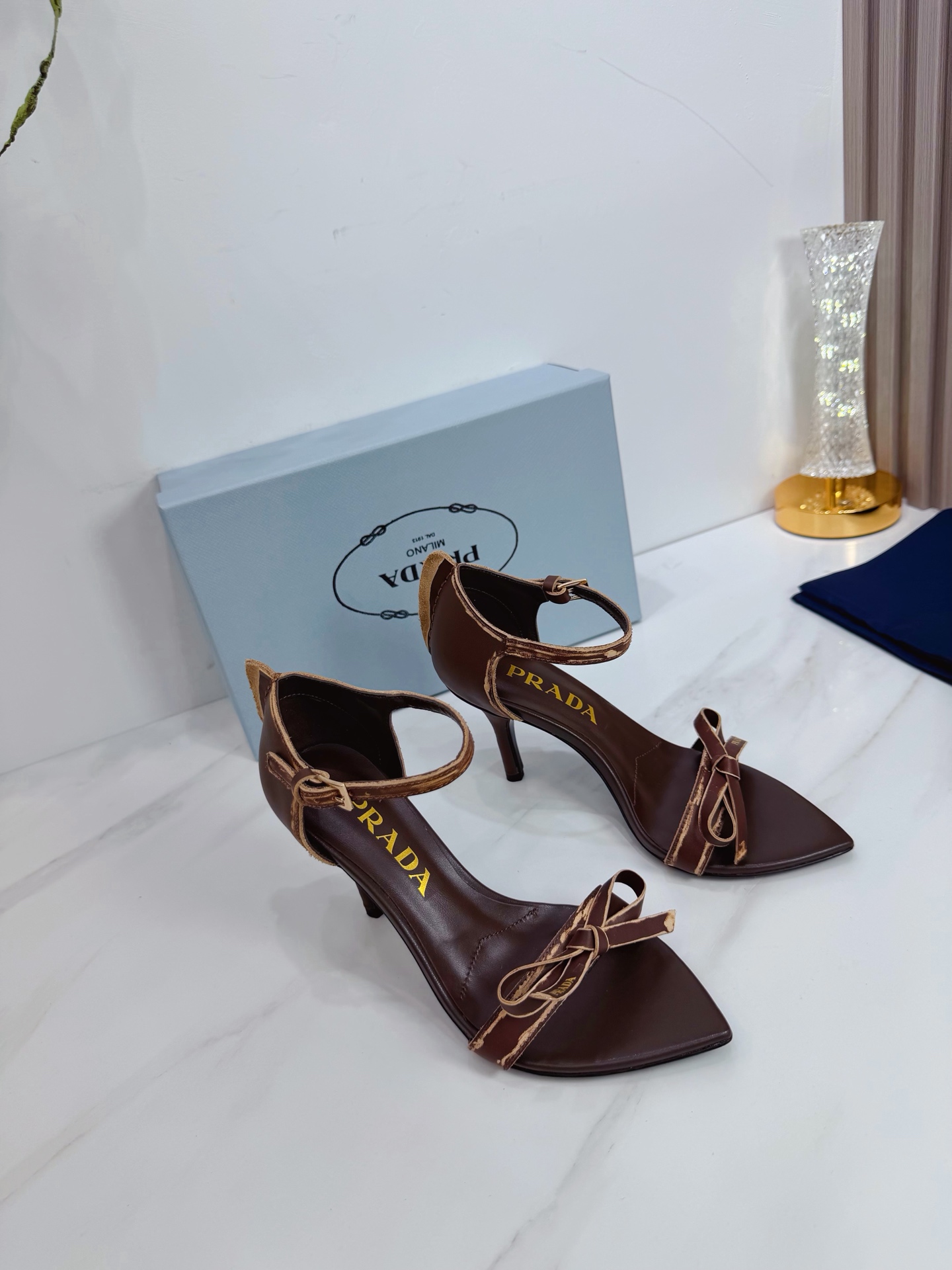 NO:577646,2025 SSS launches Prada’s latest long boots, sandals, thin heels, empty backs, and thick heels series——————————  PRADA's early spring T stage catwalk show is the same style as 'Dream Never Sleeps'. Prada can use it on important occasions. The fresh style has a bit of nobility. It is perfect to wear with this shoe. It is elegant and crystal clear, regardless of the material of various accessories.  , all are exclusively customized one to one, and must be zero distance from the original. The entire series is full of exciting and unexpected combinations of elements, different materials, textures of fabrics, and a strong artistic atmosphere, allowing you to appreciate the ever-changing style of Prada girls.  1. The upper is made of imported cowhide. 2. The lining is imported sheepskin. 3. The outsole is made of original Italian original leather.198609092025 SSS重磅推出普拉达最新长短靴,凉鞋单鞋,细跟,后空,粗跟系列  —————————— PRADA早春T台走秀网红同款＂造梦不夜城＂,Prada能在重要场合上用得上了,小清新风带点贵气的感觉,上脚非常完美穿搭配上此鞋,优雅大方,晶莹剔透,无论各种配件材质,都是独家一比一定制,必做到原版零距离,整个系列都充满了令人兴奋和意外的元素结合,不同的材质,肌理的面料的表现,具有极浓的艺术气息,让你领略Prada女孩的百变风格. 1鞋面釆用进口牛皮 2内里进口羊皮 3大底意大利原版原色真皮大底 跟高8.5 4原贴标垫脚, 现货码数35M-39M（40 41 42订做不退不换).,高跟鞋凉鞋,prada,prada,sandals,boots,high heels,cowhide,sheepskin,Leather soles,Women's Shoes