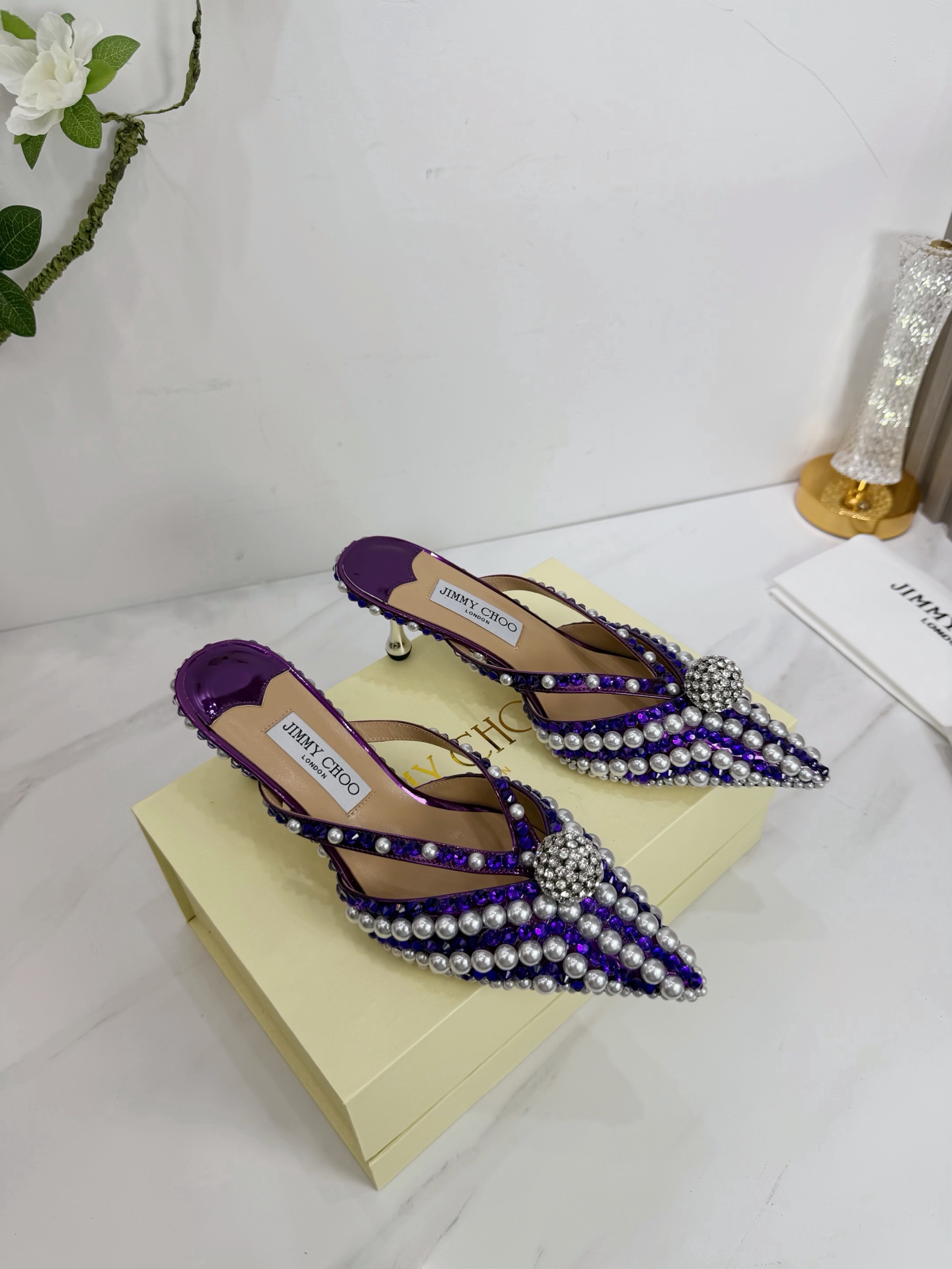 NO:577640,JIMMY CHOO is a very comprehensive and noble fashion lifestyle brand. It has a series of women's high-heeled, medium-heeled and flat-heeled sandals with the same watch straps from major fashion bloggers and celebrities in Hong Kong and the United States. The Australian pointed toe, round toe and square toe series are simply beautiful. I fall in love with elegance and playful sense of the future. I want to own it right away just by looking at it, but you can really think about a pair of exquisite high heels~~~~~~~~~~~~~~~~  This series is specially designed for extraordinary and indifferent women, thus creating a chic overall effect. Jimmy Choo designs products that inspire women to move forward and highlight their charm. 1 Fabric: Imported metal leather, hand-glued diamond pearls 2 Lining Imported Italian lambskin super soft and delicate 3 Outsole Imported Italian original original color genuine leather outsole Heel height 6.5 4 sizes  35 to 39 (34.40.41.42. Customized), high heels and slippers, jimmy choo, jimmy choo, sandals, high heels, slippers, sheepskin, Leather soles19860909JIMMY CHOO(吉米周) 是一个非常全面之尊贵时尚生活品牌, 香港,美国等大时尚博主及明星的同款表带女士高跟,中跟,平跟后空凉鞋系列. 澳大利亚尖头 圆头,方头系列、简直是美上天了,爱上优雅、爱上俏皮的未来感,光看一眼便想马上拥有,但一双精致的高跟鞋确是可以想想滴～～～～～～～～～～～～～～～～～ 该系列专为超凡绝伦、无所谓的女士而设计,从而打造出别致的整体效果,Jimmy Choo 设计出激发女性一往无前的产品彰显魅力  1面料:进口金属皮手工粘钻珍珠 2内里 进口意制小羊皮超级柔软细腻  3大底 进口意大利原版原色真皮大底 跟高6.5 4码数 35一39(34.40.41.42.定制),高跟鞋拖鞋,jimmy choo,jimmy choo,sandals,high heels,slippers,sheepskin,Leather soles,Women's Shoes