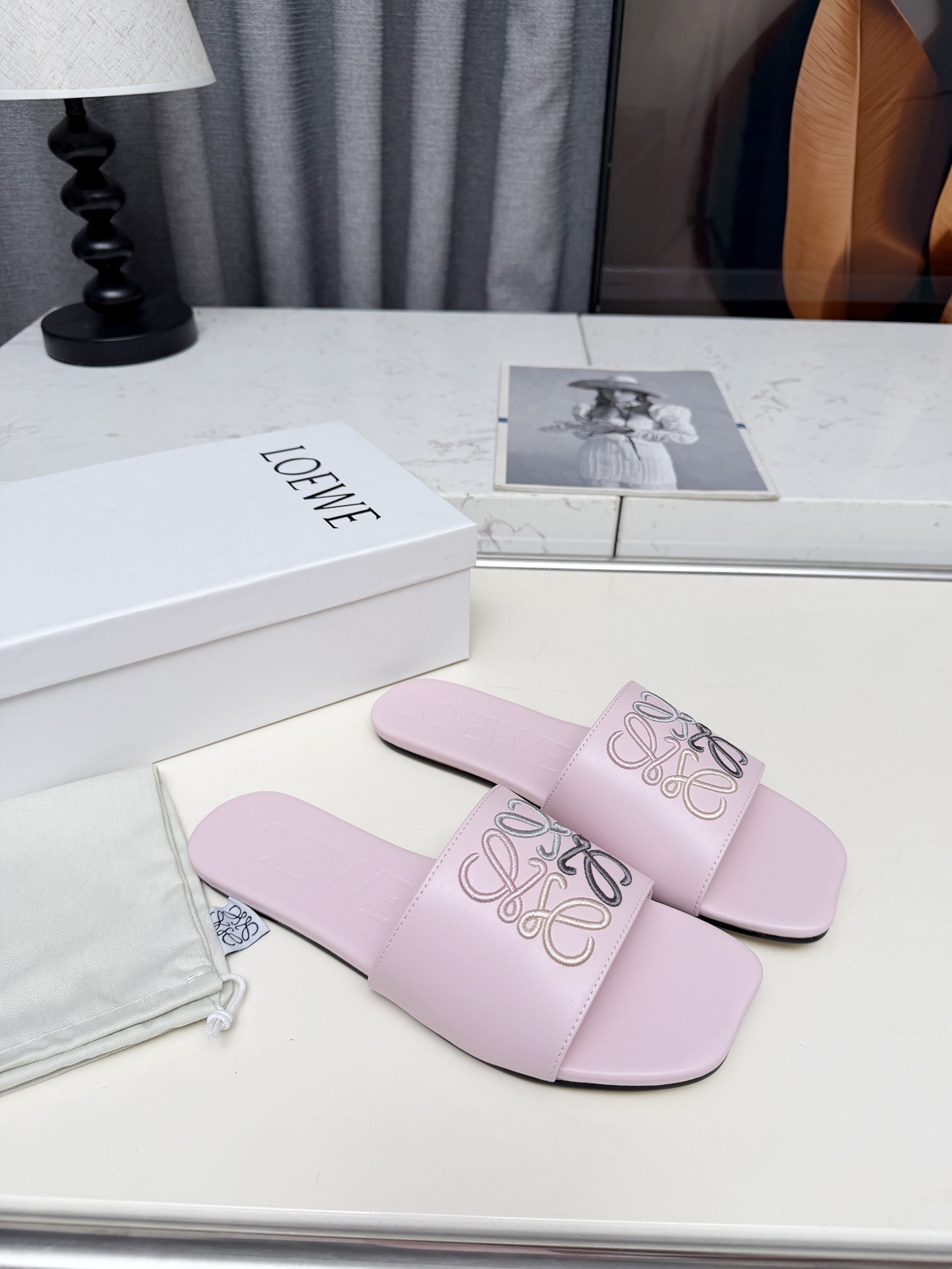 NO:648787,LOEWE 2026 SS summer limited edition hollow slippers are a very comprehensive noble fashion brand and are highly recommended to all little fairies. 1 Fabric: Imported cowhide 2 Lining Imported Italian lambskin super soft and delicate 3 Outsole Imported Italian original original color genuine leather outsole 4 sizes  35-39 (40.41.42.43. Customized), slippers, loewe, loewe, slippers, cowhide, sheepskin, Leather soles19860909LOEWE (罗意威) 2026 SS夏季限定镂空拖鞋,是一个非常全面之尊贵时尚品牌,强烈推荐给各小仙女. 1面料:进口牛皮 2内里 进口意制小羊皮超级柔软细腻  3大底 进口意大利原版原色真皮大底 4码数 35一39(40.41.42.43.定制),拖鞋,loewe,loewe,slippers,cowhide,sheepskin,Leather soles,Women's Shoes