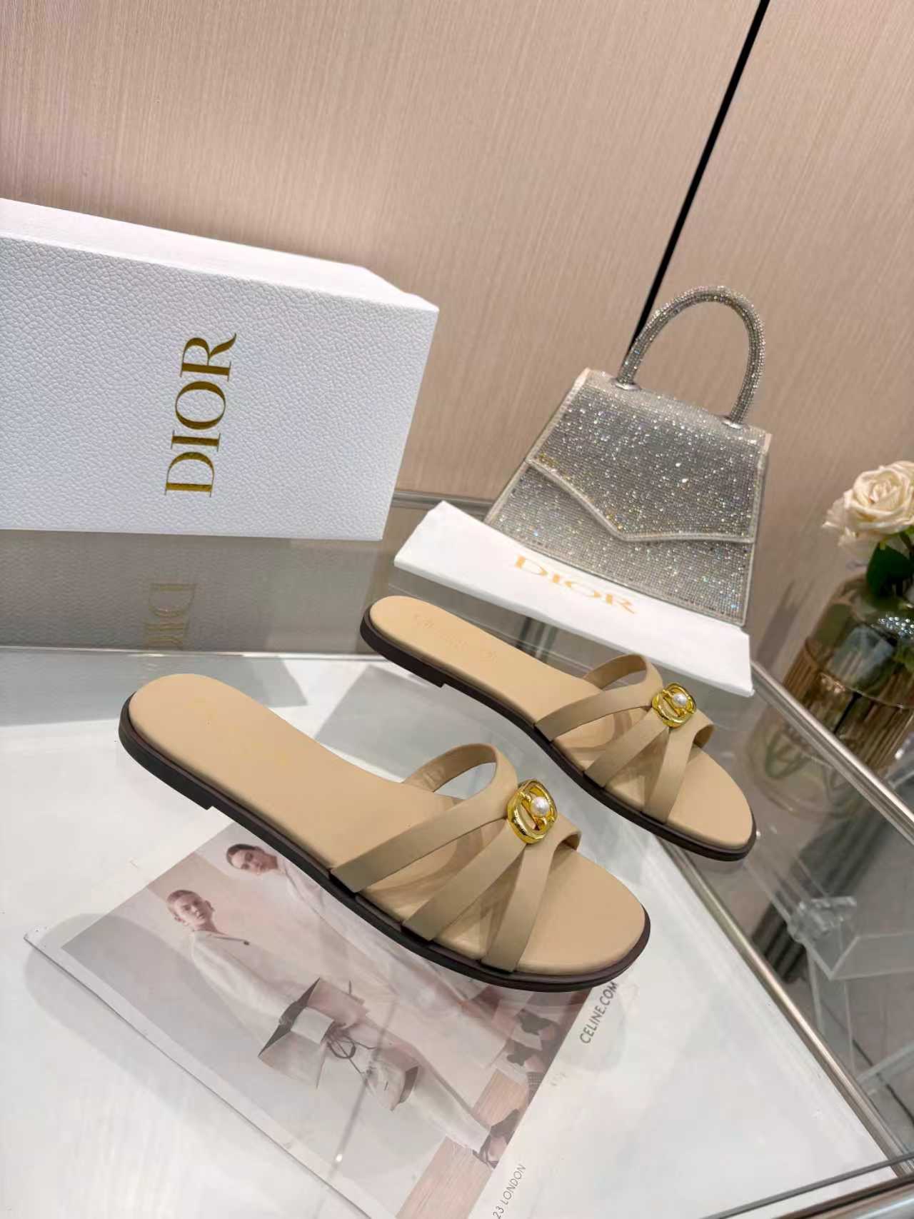 NO:648794,2026 SSS launches - Dior Dior - classic styles single shoes, sandals, slippers, cloth shoes...continuously updated colors, full color in stock, color matching embroidery, super layered, super easy to wear, super durable, professional manufacturer top quality, original mold development, 1:1 with the original original molded outsole, upper material is fully customized, 3D three-dimensional electric embroidery upper —————————— 1 upper is made of imported cowhide  2 lining imported sheepskin lining super soft 3 outsole with original Italian original color genuine leather outsole 4 original labeling feet, stock size 36M-43M., slippers, dior, dior, sandals, slippers, cowhide, sheepskin, Leather soles198609092026 SSS重磅推出——dior迪奥——经典款式 单鞋 凉鞋 拖鞋 布鞋……持续更新颜色 全色现货 拼色刺绣 层次感超强 超好穿 超耐看 专业厂家顶级品质 原版模具开发 做到和原版1:1 原版开模大底 鞋面材料全原版定制 3d立体电绣鞋面  —————————— 1鞋面釆用进口牛皮 2内里进口羊皮内里超级柔软 3大底意大利原版原色真皮大底搭配 4原贴标垫脚, 现货码数36M-43M.,拖鞋,dior,dior,sandals,slippers,cowhide,sheepskin,Leather soles,Women's Shoes