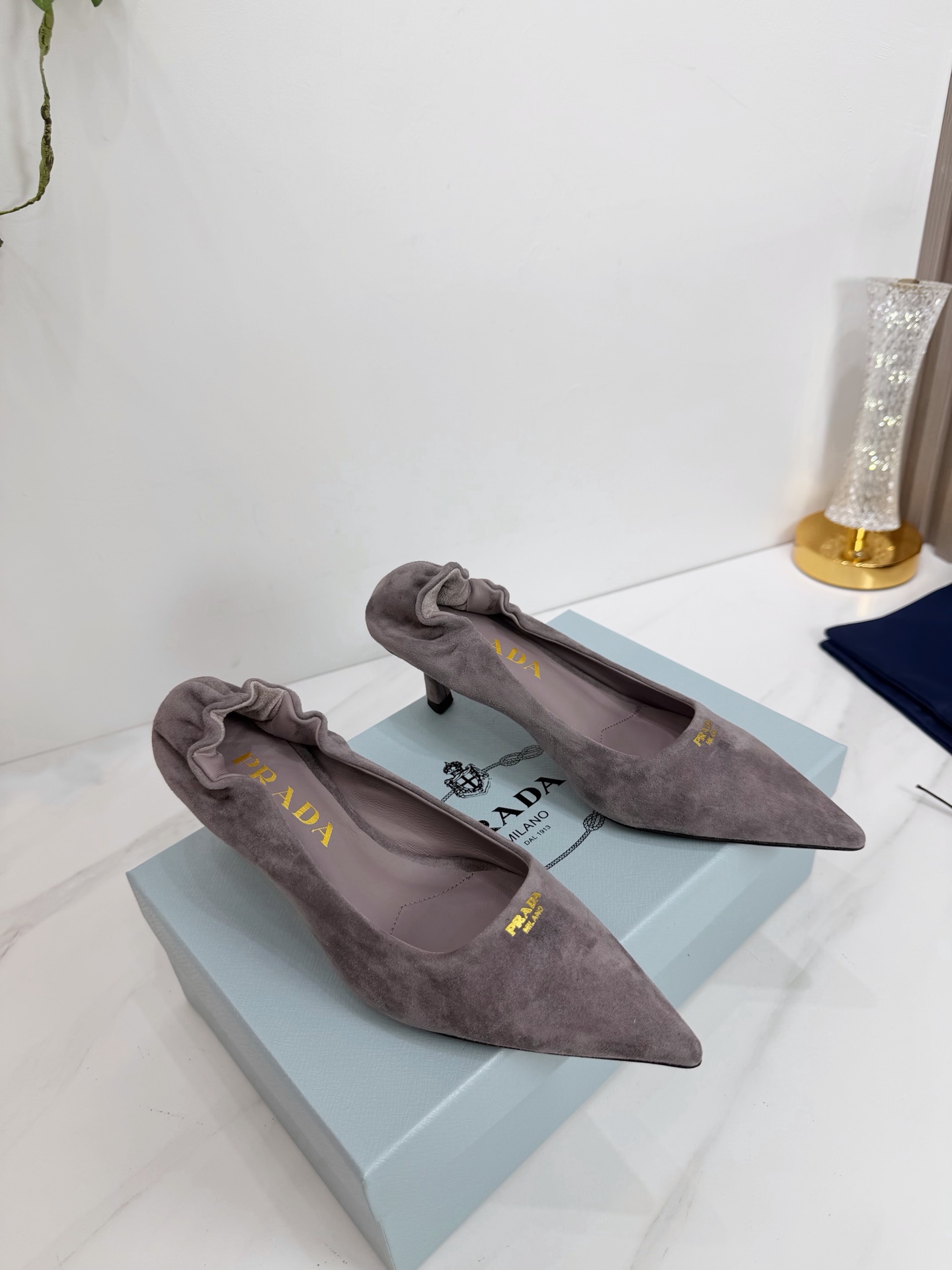 NO:594045,2025 SSS launches Prada’s latest long boots, sandals, thin heels, empty backs, and thick heels series——————————  PRADA's early spring T stage catwalk show is the same style as 'Dream Never Sleeps'. Prada can use it on important occasions. The fresh style has a bit of nobility. It is perfect to wear with this shoe. It is elegant and crystal clear, regardless of the material of various accessories.  , all are exclusively customized one to one, and must be zero distance from the original. The entire series is full of exciting and unexpected combinations of elements, different materials, textures of fabrics, and a strong artistic atmosphere, allowing you to appreciate the ever-changing style of Prada girls.  1. The upper is made of imported sheepskin. 2. The inner lining is imported sheepskin. 3. The outsole is made of original Italian genuine leather.198609092025 SSS重磅推出普拉达最新长短靴,凉鞋单鞋,细跟,后空,粗跟系列  —————————— PRADA早春T台走秀网红同款＂造梦不夜城＂,Prada能在重要场合上用得上了,小清新风带点贵气的感觉,上脚非常完美穿搭配上此鞋,优雅大方,晶莹剔透,无论各种配件材质,都是独家一比一定制,必做到原版零距离,整个系列都充满了令人兴奋和意外的元素结合,不同的材质,肌理的面料的表现,具有极浓的艺术气息,让你领略Prada女孩的百变风格. 1鞋面釆用进口羊京 2内里进口羊皮 3大底意大利原版原色真皮大底 跟高5.5 4原贴标垫脚, 现货码数35M-39M（40 41 42订做不退不换).,高跟鞋单鞋,prada,prada,sandals,boots,high heels,sheepskin,sheep,Leather soles,Women's Shoes