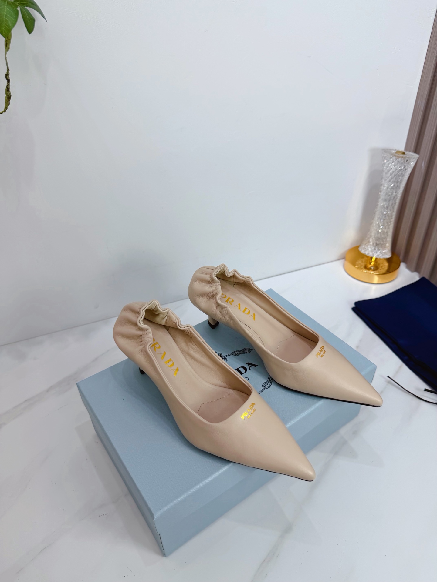 NO:594048,2025 SSS launches Prada’s latest long boots, sandals, thin heels, empty backs, and thick heels series——————————  PRADA's early spring T stage catwalk show is the same style as 'Dream Never Sleeps'. Prada can use it on important occasions. The fresh style has a bit of nobility. It is perfect to wear with this shoe. It is elegant and crystal clear, regardless of the material of various accessories.  , all are exclusively customized one to one, and must be zero distance from the original. The entire series is full of exciting and unexpected combinations of elements, different materials, textures of fabrics, and a strong artistic atmosphere, allowing you to appreciate the ever-changing style of Prada girls.  1. The upper is made of imported sheepskin. 2. The lining is made of imported sheepskin. 3. The outsole is original Italian genuine leather.198609092025 SSS重磅推出普拉达最新长短靴,凉鞋单鞋,细跟,后空,粗跟系列  —————————— PRADA早春T台走秀网红同款＂造梦不夜城＂,Prada能在重要场合上用得上了,小清新风带点贵气的感觉,上脚非常完美穿搭配上此鞋,优雅大方,晶莹剔透,无论各种配件材质,都是独家一比一定制,必做到原版零距离,整个系列都充满了令人兴奋和意外的元素结合,不同的材质,肌理的面料的表现,具有极浓的艺术气息,让你领略Prada女孩的百变风格. 1鞋面釆用进口羊皮 2内里进口羊皮 3大底意大利原版原色真皮大底 跟高5.5 4原贴标垫脚, 现货码数35M-39M（40 41 42订做不退不换).,高跟鞋单鞋,prada,prada,sandals,boots,high heels,sheepskin,Leather soles,Women's Shoes