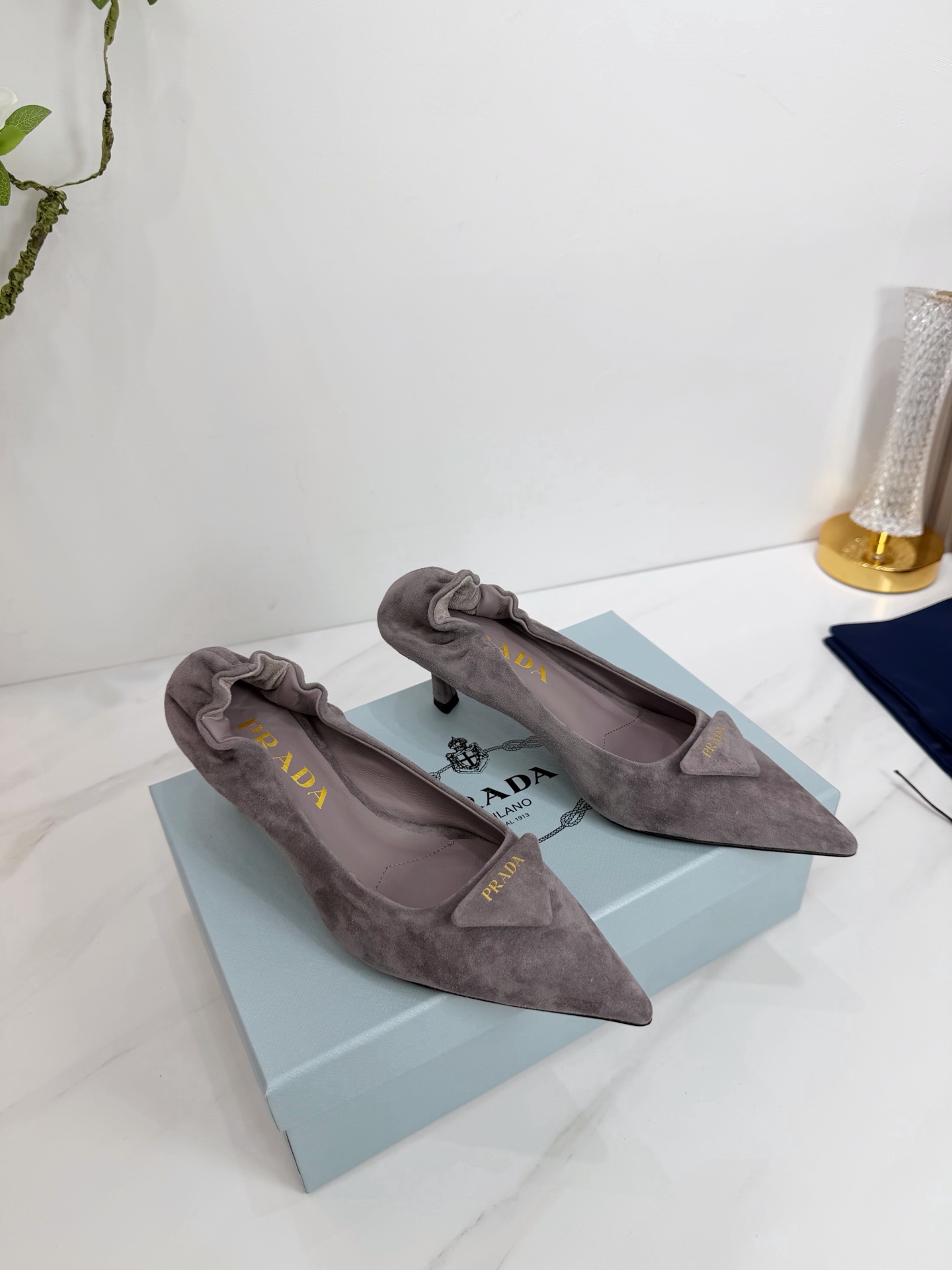 NO:594051,2025 SSS launches Prada’s latest long boots, sandals, thin heels, empty backs, and thick heels series——————————  PRADA's early spring T stage catwalk show is the same style as 'Dream Never Sleeps'. Prada can use it on important occasions. The fresh style has a bit of nobility. It is perfect to wear with this shoe. It is elegant and crystal clear, regardless of the material of various accessories.  , all are exclusively customized one to one, and must be zero distance from the original. The entire series is full of exciting and unexpected combinations of elements, different materials, textures of fabrics, and a strong artistic atmosphere, allowing you to appreciate the ever-changing style of Prada girls.  1. The upper is made of imported sheepskin. 2. The inner lining is imported sheepskin. 3. The outsole is made of original Italian genuine leather.198609092025 SSS重磅推出普拉达最新长短靴,凉鞋单鞋,细跟,后空,粗跟系列  —————————— PRADA早春T台走秀网红同款＂造梦不夜城＂,Prada能在重要场合上用得上了,小清新风带点贵气的感觉,上脚非常完美穿搭配上此鞋,优雅大方,晶莹剔透,无论各种配件材质,都是独家一比一定制,必做到原版零距离,整个系列都充满了令人兴奋和意外的元素结合,不同的材质,肌理的面料的表现,具有极浓的艺术气息,让你领略Prada女孩的百变风格. 1鞋面釆用进口羊京 2内里进口羊皮 3大底意大利原版原色真皮大底 跟高5.5 4原贴标垫脚, 现货码数35M-39M（40 41 42订做不退不换).,高跟鞋单鞋,prada,prada,sandals,boots,high heels,sheepskin,sheep,Leather soles,Women's Shoes