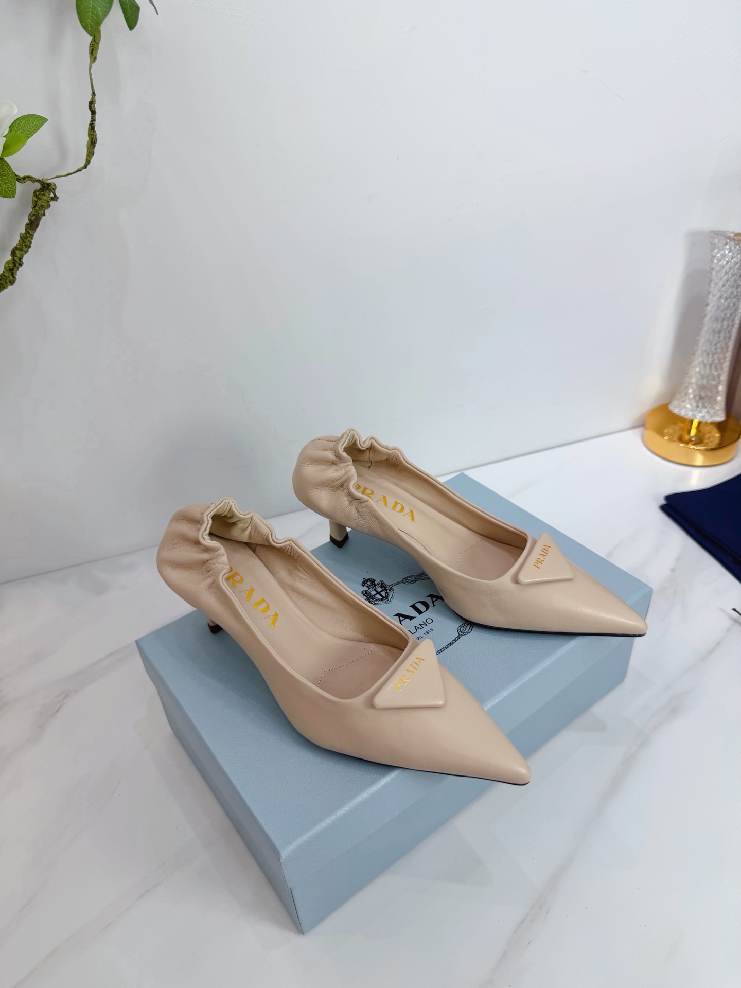 NO:594054,2025 SSS launches Prada’s latest long boots, sandals, thin heels, empty backs, and thick heels series——————————  PRADA's early spring T stage catwalk show is the same style as 'Dream Never Sleeps'. Prada can use it on important occasions. The fresh style has a bit of nobility. It is perfect to wear with this shoe. It is elegant and crystal clear, regardless of the material of various accessories.  , all are exclusively customized one to one, and must be zero distance from the original. The entire series is full of exciting and unexpected combinations of elements, different materials, textures of fabrics, and a strong artistic atmosphere, allowing you to appreciate the ever-changing style of Prada girls.  1. The upper is made of imported sheepskin. 2. The lining is made of imported sheepskin. 3. The outsole is original Italian genuine leather.198609092025 SSS重磅推出普拉达最新长短靴,凉鞋单鞋,细跟,后空,粗跟系列  —————————— PRADA早春T台走秀网红同款＂造梦不夜城＂,Prada能在重要场合上用得上了,小清新风带点贵气的感觉,上脚非常完美穿搭配上此鞋,优雅大方,晶莹剔透,无论各种配件材质,都是独家一比一定制,必做到原版零距离,整个系列都充满了令人兴奋和意外的元素结合,不同的材质,肌理的面料的表现,具有极浓的艺术气息,让你领略Prada女孩的百变风格. 1鞋面釆用进口羊皮 2内里进口羊皮 3大底意大利原版原色真皮大底 跟高5.5 4原贴标垫脚, 现货码数35M-39M（40 41 42订做不退不换).,高跟鞋单鞋,prada,prada,sandals,boots,high heels,sheepskin,Leather soles,Women's Shoes