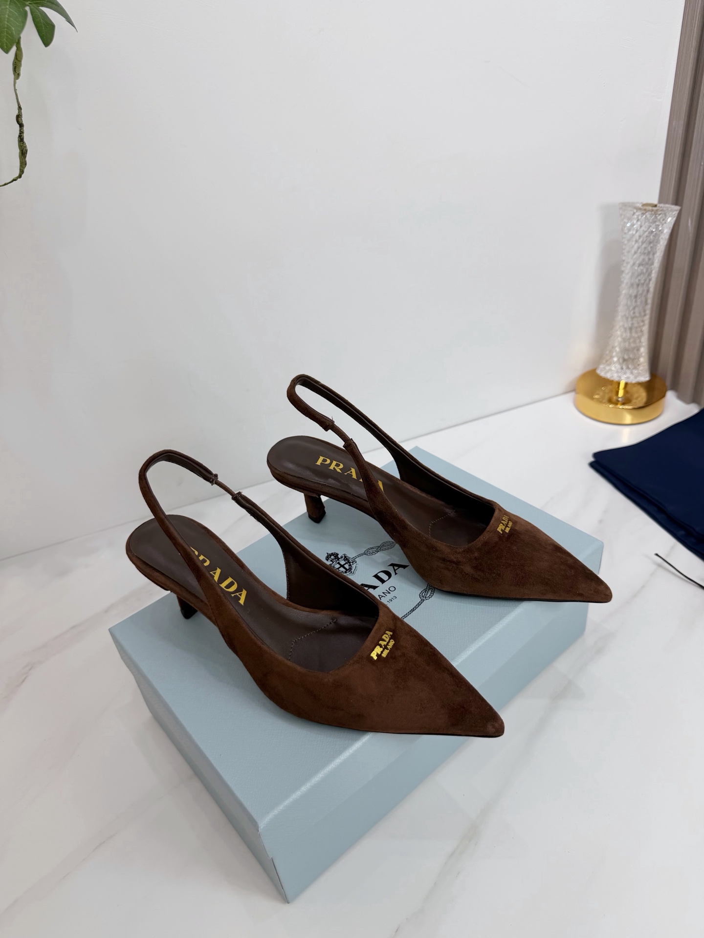 NO:594062,2025 SSS launches Prada’s latest long boots, sandals, thin heels, empty backs, and thick heels series——————————  PRADA's early spring T stage catwalk show is the same style as 'Dream Never Sleeps'. Prada can use it on important occasions. The fresh style has a bit of nobility. It is perfect to wear with this shoe. It is elegant and crystal clear, regardless of the material of various accessories.  , all are exclusively customized one to one, and must be zero distance from the original. The entire series is full of exciting and unexpected combinations of elements, different materials, textures of fabrics, and a strong artistic atmosphere, allowing you to appreciate the ever-changing style of Prada girls.  1. The upper is made of imported sheepskin. 2. The inner lining is imported sheepskin. 3. The outsole is made of original Italian genuine leather.198609092025 SSS重磅推出普拉达最新长短靴,凉鞋单鞋,细跟,后空,粗跟系列  —————————— PRADA早春T台走秀网红同款＂造梦不夜城＂,Prada能在重要场合上用得上了,小清新风带点贵气的感觉,上脚非常完美穿搭配上此鞋,优雅大方,晶莹剔透,无论各种配件材质,都是独家一比一定制,必做到原版零距离,整个系列都充满了令人兴奋和意外的元素结合,不同的材质,肌理的面料的表现,具有极浓的艺术气息,让你领略Prada女孩的百变风格. 1鞋面釆用进口羊京 2内里进口羊皮 3大底意大利原版原色真皮大底 跟高5.5 4原贴标垫脚, 现货码数35M-39M（40 41 42订做不退不换).,高跟鞋凉鞋,prada,prada,sandals,boots,high heels,sheepskin,sheep,Leather soles,Women's Shoes