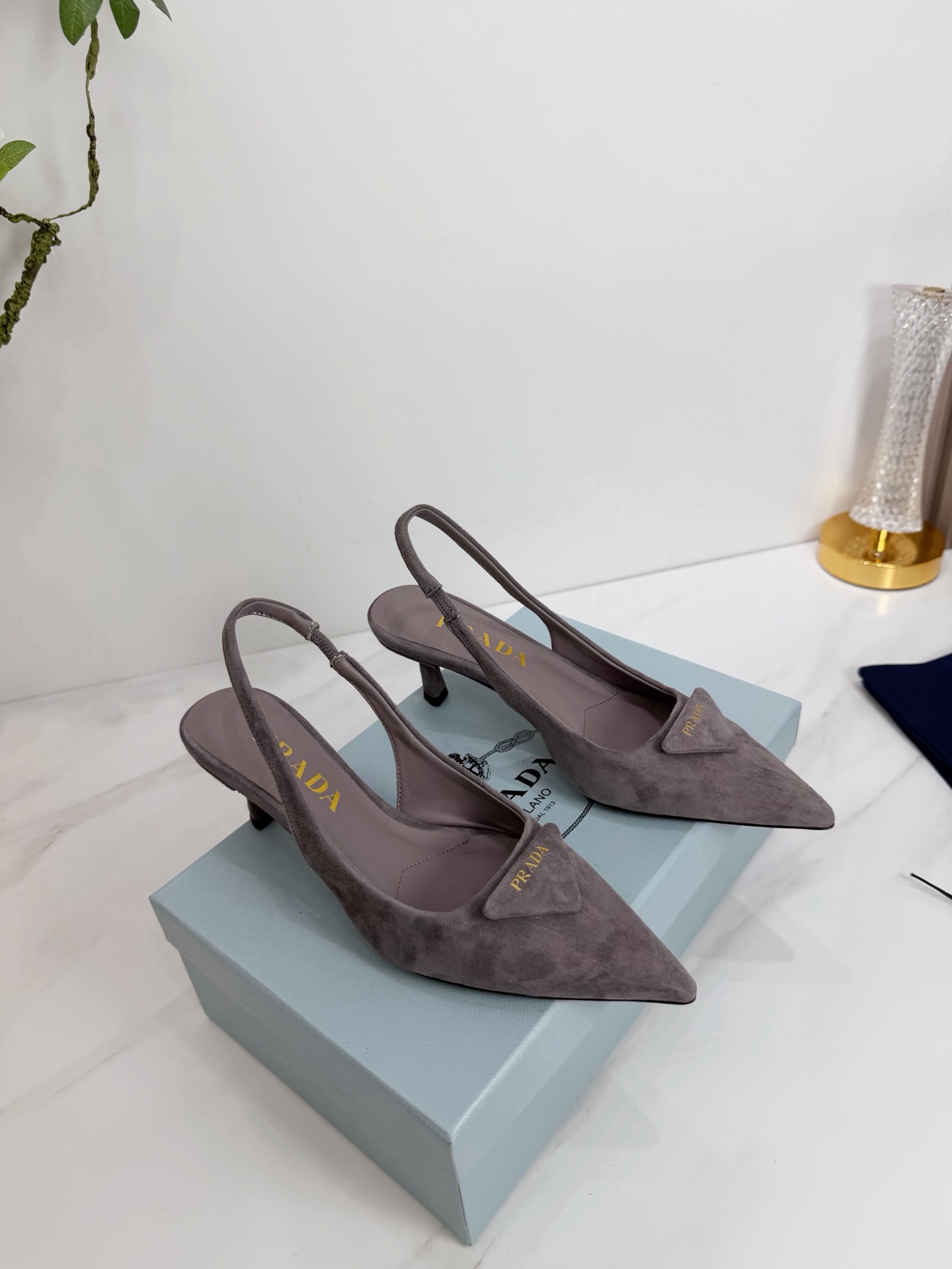 NO:594039,2025 SSS launches Prada’s latest long boots, sandals, thin heels, empty backs, and thick heels series——————————  PRADA's early spring T stage catwalk show is the same style as 'Dream Never Sleeps'. Prada can use it on important occasions. The fresh style has a bit of nobility. It is perfect to wear with this shoe. It is elegant and crystal clear, regardless of the material of various accessories.  , all are exclusively customized one to one, and must be zero distance from the original. The entire series is full of exciting and unexpected combinations of elements, different materials, textures of fabrics, and a strong artistic atmosphere, allowing you to appreciate the ever-changing style of Prada girls.  1. The upper is made of imported sheepskin. 2. The inner lining is imported sheepskin. 3. The outsole is made of original Italian genuine leather.198609092025 SSS重磅推出普拉达最新长短靴,凉鞋单鞋,细跟,后空,粗跟系列  —————————— PRADA早春T台走秀网红同款＂造梦不夜城＂,Prada能在重要场合上用得上了,小清新风带点贵气的感觉,上脚非常完美穿搭配上此鞋,优雅大方,晶莹剔透,无论各种配件材质,都是独家一比一定制,必做到原版零距离,整个系列都充满了令人兴奋和意外的元素结合,不同的材质,肌理的面料的表现,具有极浓的艺术气息,让你领略Prada女孩的百变风格. 1鞋面釆用进口羊京 2内里进口羊皮 3大底意大利原版原色真皮大底 跟高5.5 4原贴标垫脚, 现货码数35M-39M（40 41 42订做不退不换).,高跟鞋凉鞋,prada,prada,sandals,boots,high heels,sheepskin,sheep,Leather soles,Women's Shoes