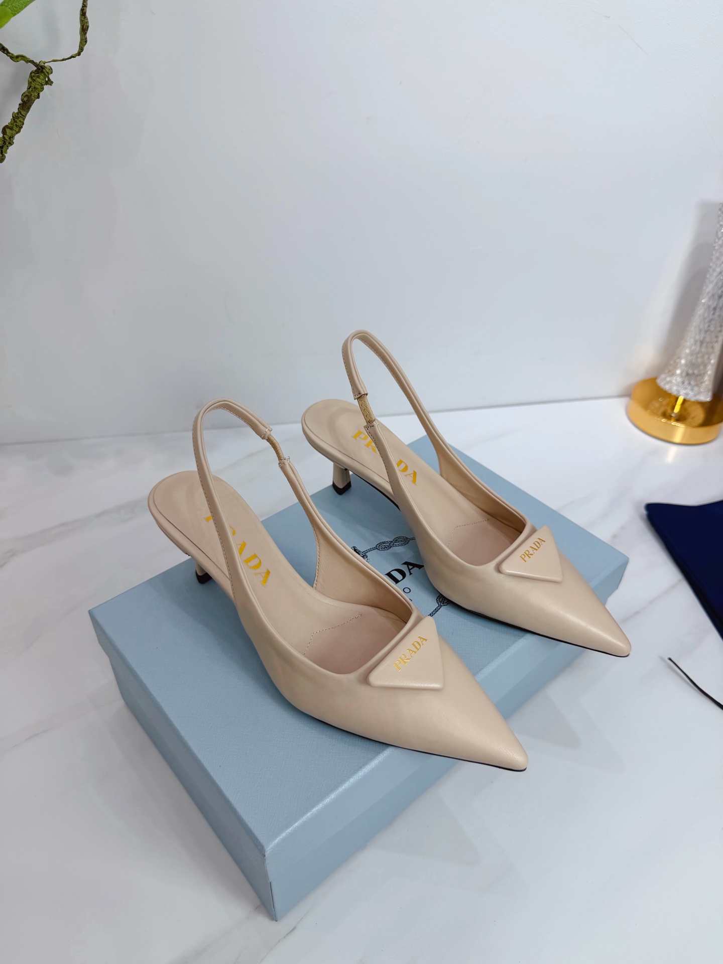 NO:594042,2025 SSS launches Prada’s latest long boots, sandals, thin heels, empty backs, and thick heels series——————————  PRADA's early spring T stage catwalk show is the same style as 'Dream Never Sleeps'. Prada can use it on important occasions. The fresh style has a bit of nobility. It is perfect to wear with this shoe. It is elegant and crystal clear, regardless of the material of various accessories.  , all are exclusively customized one to one, and must be zero distance from the original. The entire series is full of exciting and unexpected combinations of elements, different materials, textures of fabrics, and a strong artistic atmosphere, allowing you to appreciate the ever-changing style of Prada girls.  1. The upper is made of imported sheepskin. 2. The lining is made of imported sheepskin. 3. The outsole is original Italian genuine leather.198609092025 SSS重磅推出普拉达最新长短靴,凉鞋单鞋,细跟,后空,粗跟系列  —————————— PRADA早春T台走秀网红同款＂造梦不夜城＂,Prada能在重要场合上用得上了,小清新风带点贵气的感觉,上脚非常完美穿搭配上此鞋,优雅大方,晶莹剔透,无论各种配件材质,都是独家一比一定制,必做到原版零距离,整个系列都充满了令人兴奋和意外的元素结合,不同的材质,肌理的面料的表现,具有极浓的艺术气息,让你领略Prada女孩的百变风格. 1鞋面釆用进口羊皮 2内里进口羊皮 3大底意大利原版原色真皮大底 跟高5.5 4原贴标垫脚, 现货码数35M-39M（40 41 42订做不退不换).,高跟鞋凉鞋,prada,prada,sandals,boots,high heels,sheepskin,Leather soles,Women's Shoes