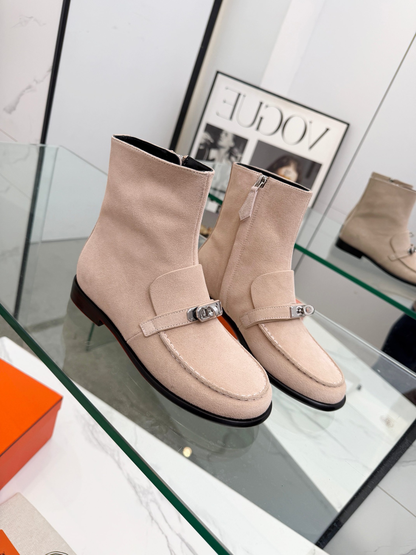 NO:648698,Herms Hermès top version, original version 11 developed, this year H family short boots are few, but every one is a classic, this one is no exception, with a slender last shape, giving people a very different feeling!  It is also very stable when walking, and you will not feel tired at all. The pointed stiletto heel design is versatile, classic and fashionable. Original metal fasteners~~~~~~~~~~~~~~~~~~ 1 Fabric: Imported Niu Jing 2 Lining Imported Italian sheepskin super soft and delicate 3 Outsole Italian original original color private model leather outsole 4 sizes  35-39 (40.41. Customized), boots, hermes, hermes, boots, sheepskin, Leather soles19860909Herms 爱马仕 顶级版本 原版11开发今年H家短靴出得少 但是每出一款都是经典 这款也不例外 搭配修长的楦形 给人很不一样的感觉！走路也非常的稳,一点都不会觉得累,尖头的细跟设计 百搭经典时尚 原版金属扣件～～～～～～～～～～～～～～～～～  1面料: 进口牛京 2内里 进口意制羊皮超级柔软细腻 3大底 意大利原版原色私模真皮大底  4码数 35一39(40.41.定制),靴子,hermes,hermes,boots,sheepskin,Leather soles,Women's Shoes