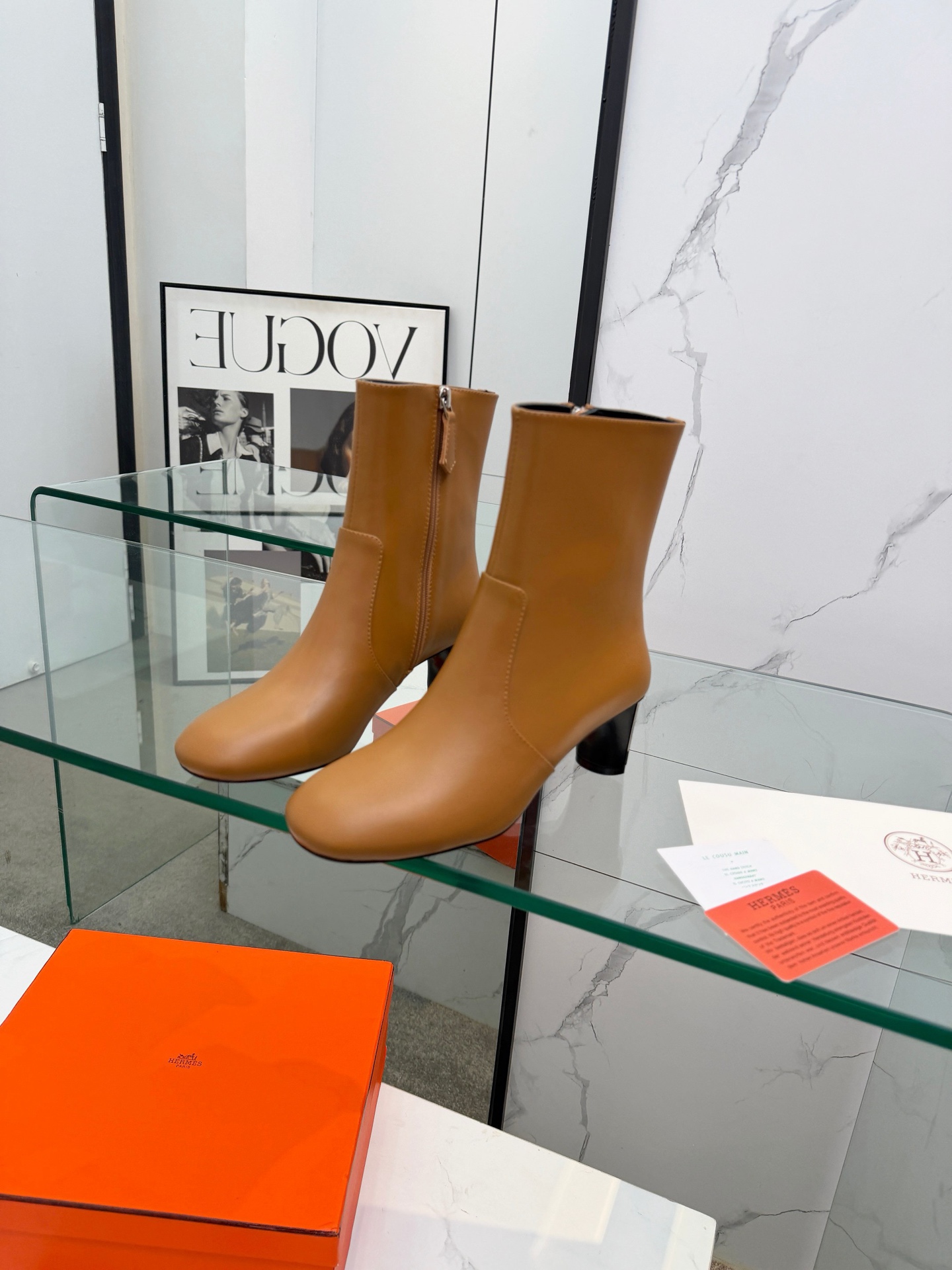 NO:648708,Herms 爱马仕 顶级版本 原版11开发今年H家短靴出得少 但是每出一款都是经典 这款也不例外 搭配修长的楦形 给人很不一样的感觉！ 走路也非常的稳,一点都不会觉得累,尖头的细跟设计 百搭经典时尚 原版金属扣件～～～～～～～～～～～～～～～～～  1面料: 进口小牛皮 2内里 进口意制羊皮超级柔软细腻 3大底 意大利原版原色私模真皮大底 跟高5.5 4码数 35-39 (40.41. Customized), boots, hermes, hermes, boots, cowhide, sheepskin, Leather soles19860909Herms 爱马仕 顶级版本 原版11开发今年H家短靴出得少 但是每出一款都是经典 这款也不例外 搭配修长的楦形 给人很不一样的感觉！走路也非常的稳,一点都不会觉得累,尖头的细跟设计 百搭经典时尚 原版金属扣件～～～～～～～～～～～～～～～～～  1面料: 进口小牛皮 2内里 进口意制羊皮超级柔软细腻 3大底 意大利原版原色私模真皮大底 跟高5.5 4码数 35一39(40.41.定制),靴子,hermes,hermes,boots,cowhide,sheepskin,Leather soles,Women's Shoes