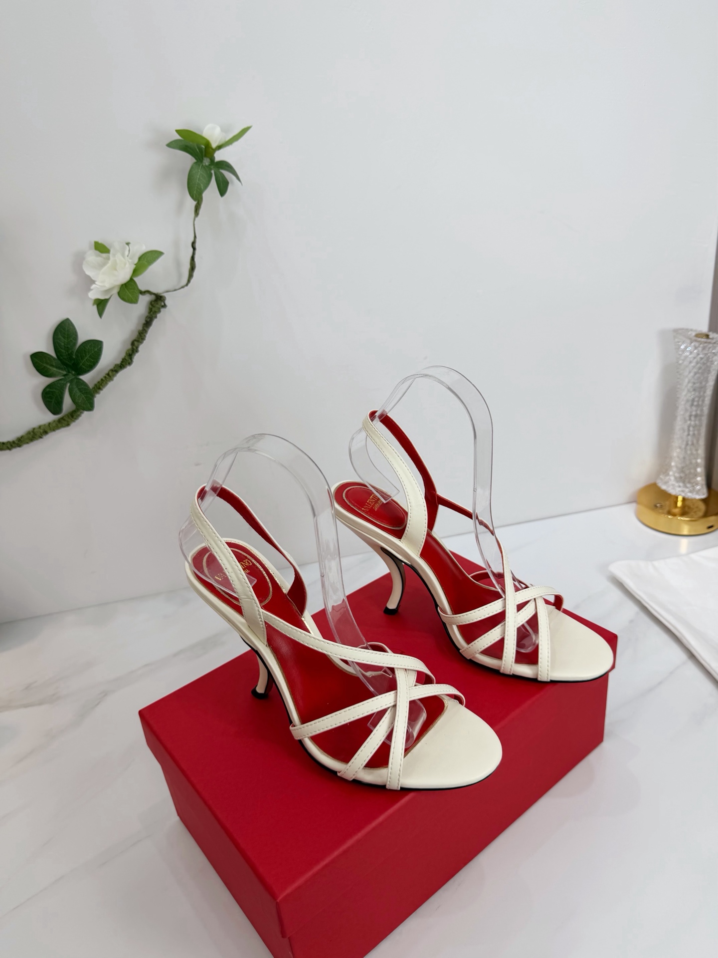 NO:648682,Valentino Valentino 2026ss new early spring products ———————————— Valentino Garavani’s classic “Roman Stud” series debuts in a new interpretation!  The latest original development, full of high-end feeling!  BS is extremely fashionable ~ High-end customized sheepskin upper, imported goatskin lining, original Italian genuine leather outsole, heel height 10.5, size 35-39 (40.41.42 custom-made, non-refundable), high heels and sandals, valentino, valentino, sandals, high heels, sheepskin, Leather soles19860909Valentino 华伦天奴 2026ss早春新品  —————————————— Valentino Garavani 的经典“Roman Stud”系列以全新的诠释方式首发！最新原版开发 满满的高级感 ！BS时尚度爆棚～ 鞋面高端定制羊皮 内里进口山羊皮里 大底原版意大利真皮大底 跟高10.5 码数35-39（40.41.42定做不退换）,高跟鞋凉鞋,valentino,valentino,sandals,high heels,sheepskin,Leather soles,Women's Shoes