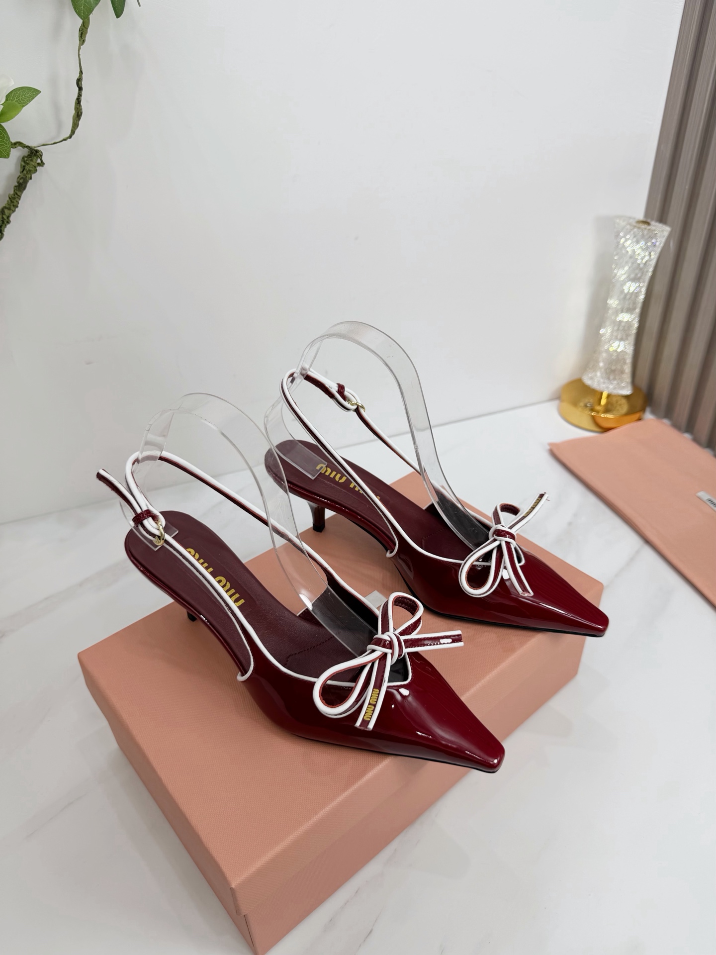 NO:648652,Factory 2026 new product [MIU MIU] Brand new super beautiful decoration, full of fashionable ladylike temperament. Two-color splicing. There is no lack of glamorous colors, and there is an elastic elephant scarf on the outside. It is very convenient to put on the feet. The original last imported from Italy is the latest last, and the shape is very good. The buckle molding is also the original grinding tool. It is very beautiful. You can see the sparkling feeling even at night. —————————— 1 The upper is made of patent leather  2 lining imported sheepskin 3 outsole Italian original original color privately molded leather outsole Heel height 5.5 4 original patch feet, spot size 35M-39M (40 41 42 customized non-refundable). Sandals, miumiu, sandals, sheepskin, Leather soles19860909工厂 2026 新款新品【MIU MIU】 全新超美装饰搭配,时尚淑女气质十足 双色拼接 又不乏美艳色彩,外侧附带弹力象巾 上脚非常方便意大利引进的原版楦头是最新楦、出来形体非常好呢、饰扣开模也是原版磨具、非常美就算在夜里也能看出闪闪的闪烁感、 —————————— 1鞋面釆用漆皮 2内里进口羊皮 3大底意大利原版原色私开模真皮大底 跟高5.5 4原贴垫标脚,现货码数35M-39M（40 41 42订做不退不换).,凉鞋单鞋,miumiu,sandals,sheepskin,Leather soles,Women's Shoes