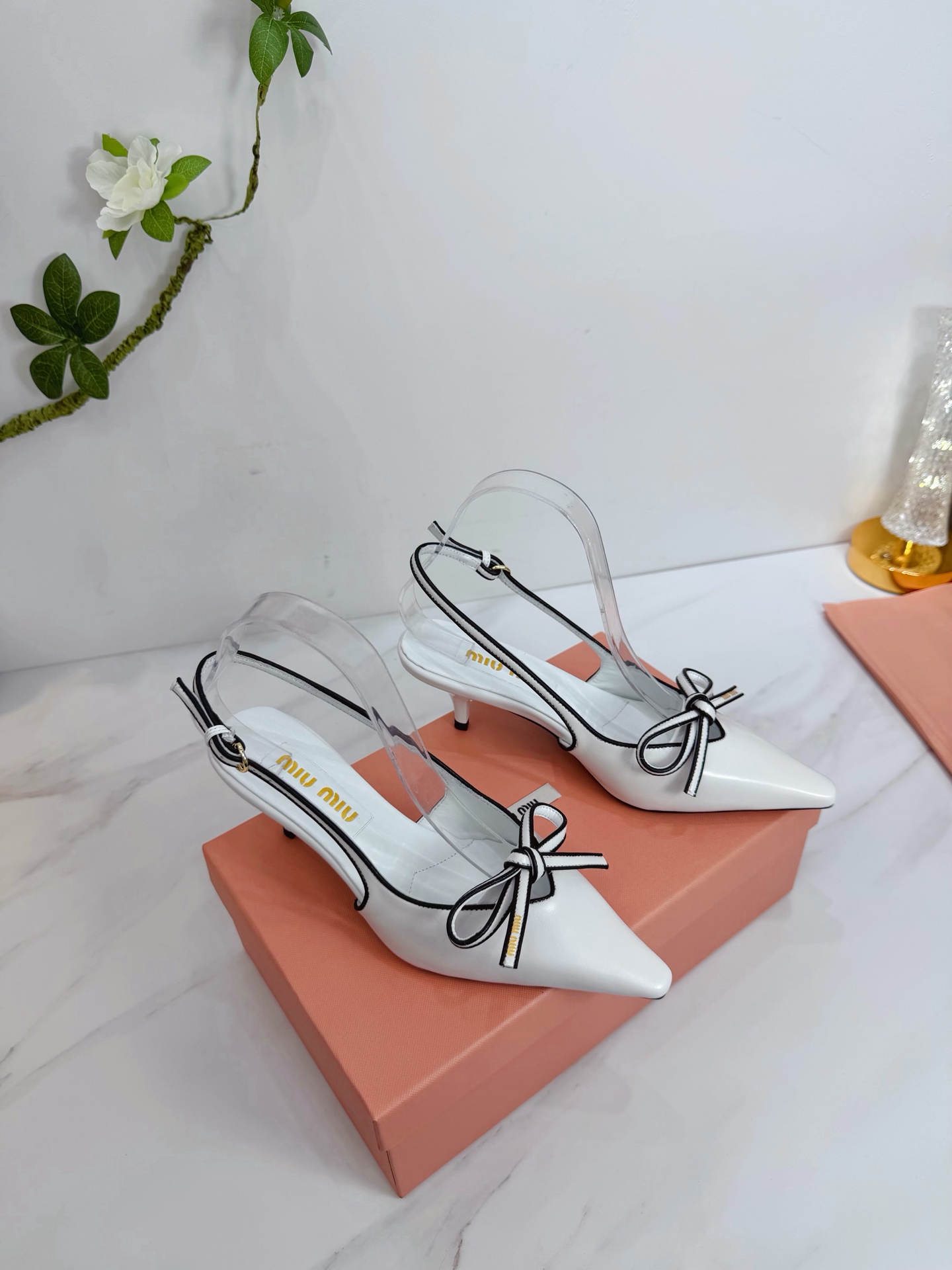 NO:679260,Factory 2026 new product [MIU MIU] New and super beautiful decoration, full of fashionable ladylike temperament. Two-color splicing. There is no lack of glamorous colors, and there is an elastic elephant scarf on the outside. It is very convenient to put on the feet. The original last imported from Italy is the latest last, and the shape is very good. The buckle molding is also the original grinding tool. It is very beautiful. You can see the sparkling feeling even at night. —————————— 1 The upper is made of sheepskin  2 lining imported sheepskin 3 outsole Italian original original color privately molded leather outsole Heel height 5.5 4 original patch feet, spot size 35M-39M (40 41 42 customized, non-refundable and non-exchangeable)., high heels and sandals, miumiu, sandals, high heels, sheepskin, Leather soles19860909工厂 2026 新款新品【MIU MIU】 全新超美装饰搭配,时尚淑女气质十足 双色拼接 又不乏美艳色彩,外侧附带弹力象巾 上脚非常方便意大利引进的原版楦头是最新楦、出来形体非常好呢、饰扣开模也是原版磨具、非常美就算在夜里也能看出闪闪的闪烁感、 —————————— 1鞋面釆用羊皮 2内里进口羊皮 3大底意大利原版原色私开模真皮大底 跟高5.5 4原贴垫标脚,现货码数35M-39M（40 41 42订做不退不换).,高跟鞋凉鞋,miumiu,sandals,high heels,sheepskin,Leather soles,Women's Shoes