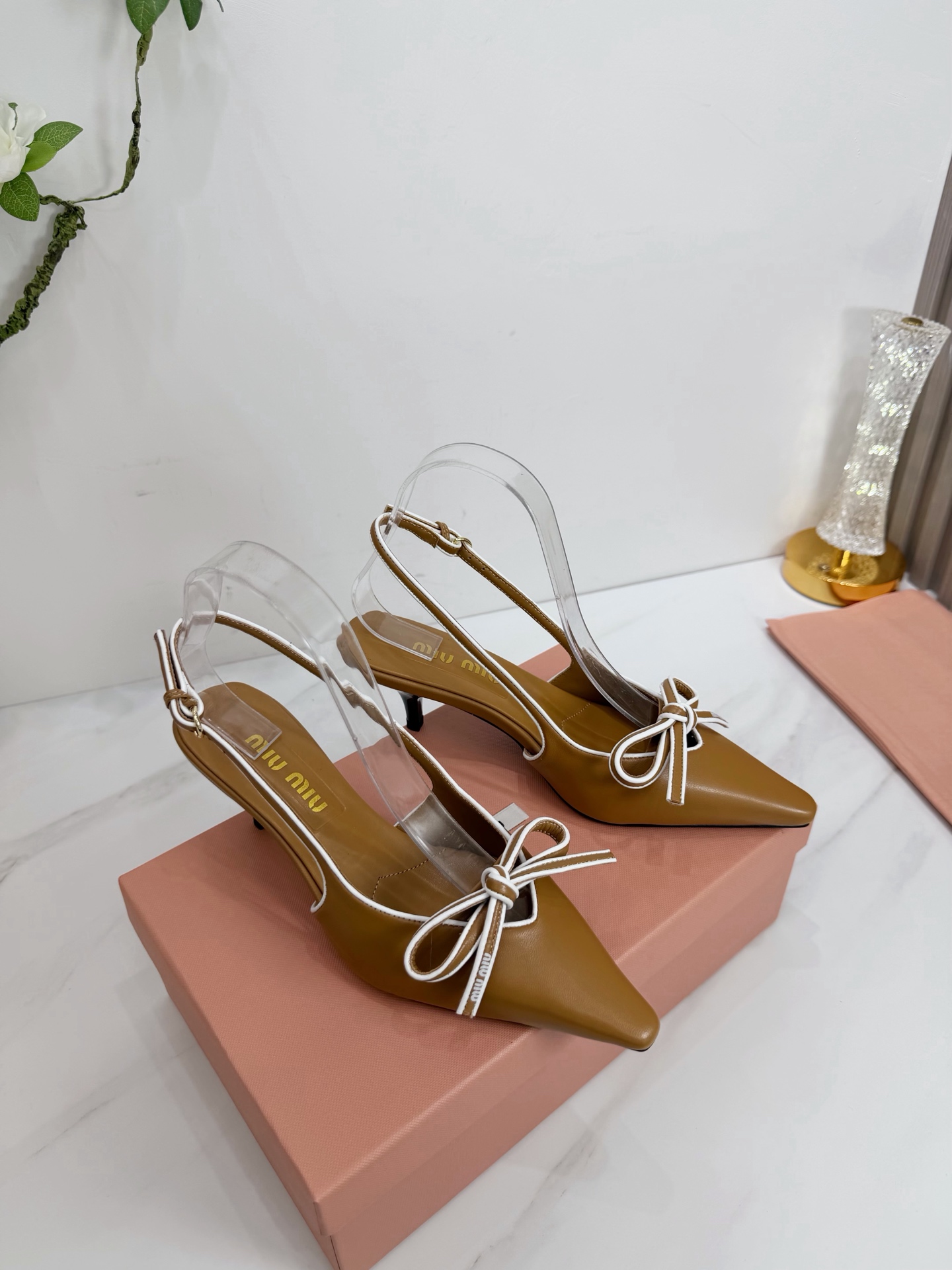 NO:679255,Factory 2026 new product [MIU MIU] New and super beautiful decoration, full of fashionable ladylike temperament. Two-color splicing. There is no lack of glamorous colors, and there is an elastic elephant scarf on the outside. It is very convenient to put on the feet. The original last imported from Italy is the latest last, and the shape is very good. The buckle molding is also the original grinding tool. It is very beautiful. You can see the sparkling feeling even at night. —————————— 1 The upper is made of sheepskin  2 lining imported sheepskin 3 outsole Italian original original color privately molded leather outsole Heel height 5.5 4 original patch feet, spot size 35M-39M (40 41 42 customized, non-refundable and non-exchangeable)., high heels and sandals, miumiu, sandals, high heels, sheepskin, Leather soles19860909工厂 2026 新款新品【MIU MIU】 全新超美装饰搭配,时尚淑女气质十足 双色拼接 又不乏美艳色彩,外侧附带弹力象巾 上脚非常方便意大利引进的原版楦头是最新楦、出来形体非常好呢、饰扣开模也是原版磨具、非常美就算在夜里也能看出闪闪的闪烁感、 —————————— 1鞋面釆用羊皮 2内里进口羊皮 3大底意大利原版原色私开模真皮大底 跟高5.5 4原贴垫标脚,现货码数35M-39M（40 41 42订做不退不换).,高跟鞋凉鞋,miumiu,sandals,high heels,sheepskin,Leather soles,Women's Shoes