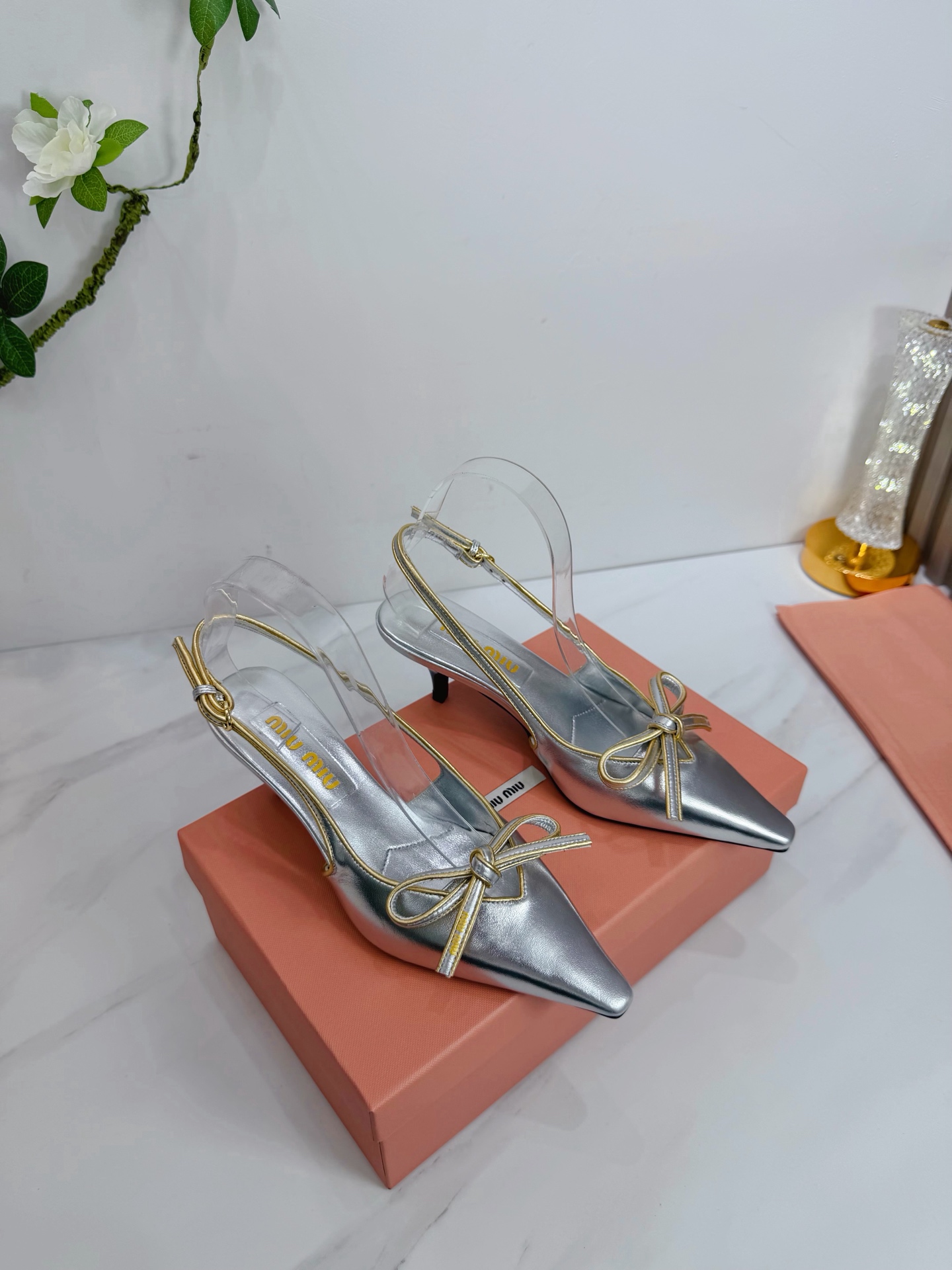 NO:648658,Factory 2026 new product [MIU MIU] New and super beautiful decoration, full of fashionable ladylike temperament. Two-color splicing. There is no lack of glamorous colors, and there is an elastic elephant scarf on the outside. It is very convenient to put on the feet. The original last imported from Italy is the latest last, and the shape is very good. The buckle molding is also the original grinding tool. It is very beautiful. You can see the sparkling feeling even at night. —————————— 1 The upper is made of sheepskin  2 lining imported sheepskin 3 outsole Italian original original color privately molded leather outsole Heel height 5.5 4 original patch feet, spot size 35M-39M (40 41 42 customized non-refundable). Sandals, miumiu, sandals, sheepskin, Leather soles19860909工厂 2026 新款新品【MIU MIU】 全新超美装饰搭配,时尚淑女气质十足 双色拼接 又不乏美艳色彩,外侧附带弹力象巾 上脚非常方便意大利引进的原版楦头是最新楦、出来形体非常好呢、饰扣开模也是原版磨具、非常美就算在夜里也能看出闪闪的闪烁感、 —————————— 1鞋面釆用羊皮 2内里进口羊皮 3大底意大利原版原色私开模真皮大底 跟高5.5 4原贴垫标脚,现货码数35M-39M（40 41 42订做不退不换).,凉鞋单鞋,miumiu,sandals,sheepskin,Leather soles,Women's Shoes