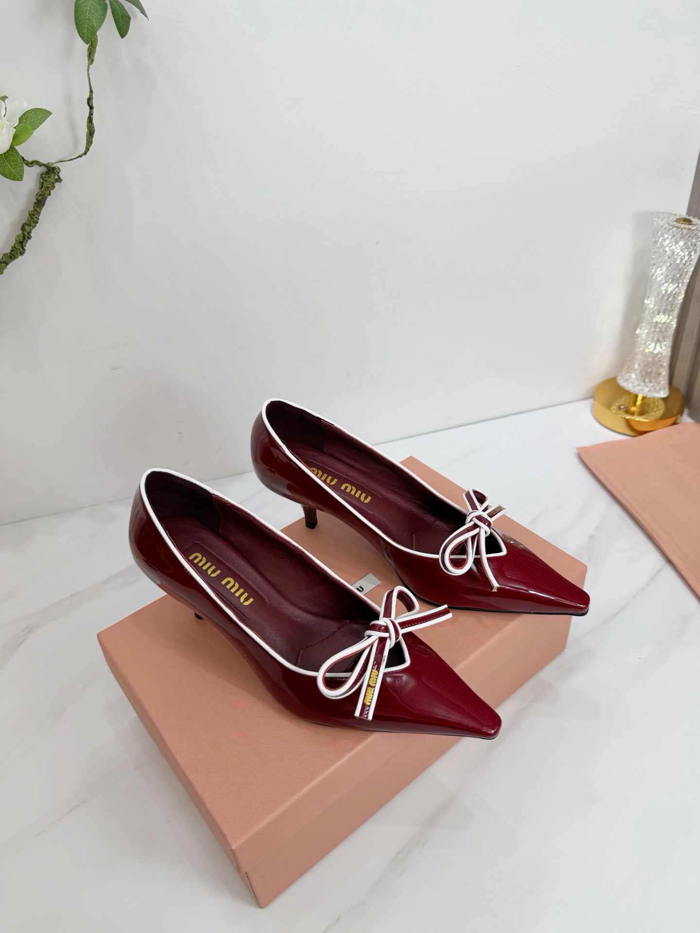 NO:648643,Factory 2026 new product [MIU MIU] Brand new super beautiful decoration, full of fashionable ladylike temperament. Two-color splicing. There is no lack of glamorous colors, and there is an elastic elephant scarf on the outside. It is very convenient to put on the feet. The original last imported from Italy is the latest last, and the shape is very good. The buckle molding is also the original grinding tool. It is very beautiful. You can see the sparkling feeling even at night. —————————— 1 The upper is made of patent leather  2 lining imported sheepskin 3 outsole Italian original original color privately molded leather outsole Heel height 5.5 4 original patch feet, spot size 35M-39M (40 41 42 customized non-refundable). Sandals, miumiu, sandals, sheepskin, Leather soles19860909工厂 2026 新款新品【MIU MIU】 全新超美装饰搭配,时尚淑女气质十足 双色拼接 又不乏美艳色彩,外侧附带弹力象巾 上脚非常方便意大利引进的原版楦头是最新楦、出来形体非常好呢、饰扣开模也是原版磨具、非常美就算在夜里也能看出闪闪的闪烁感、 —————————— 1鞋面釆用漆皮 2内里进口羊皮 3大底意大利原版原色私开模真皮大底 跟高5.5 4原贴垫标脚,现货码数35M-39M（40 41 42订做不退不换).,凉鞋单鞋,miumiu,sandals,sheepskin,Leather soles,Women's Shoes