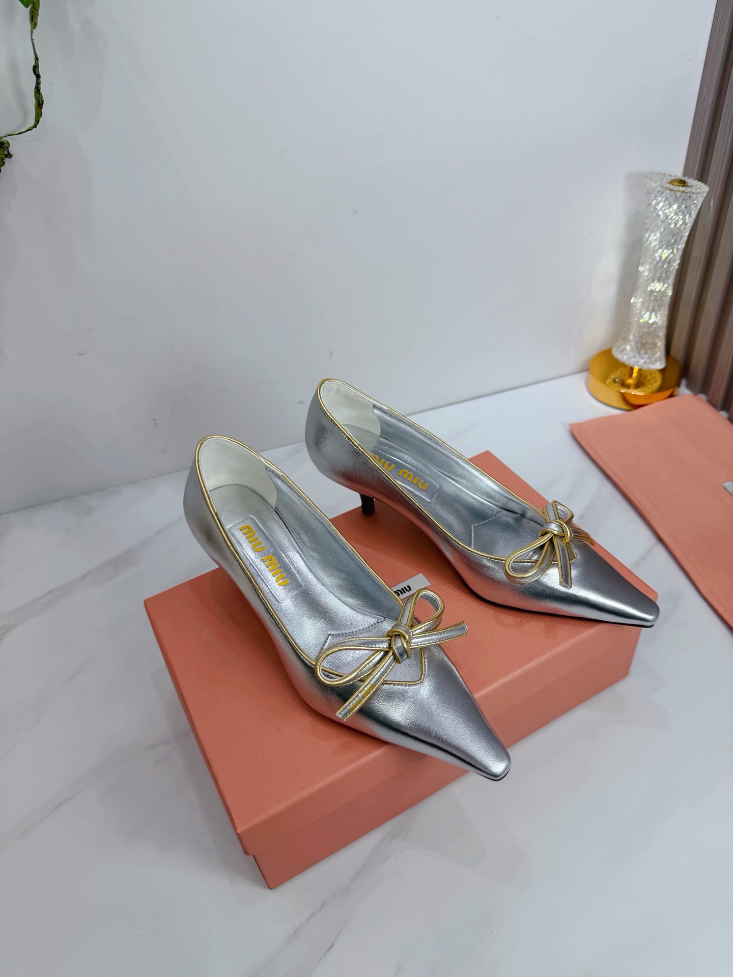 NO:648648,Factory 2026 new product [MIU MIU] New and super beautiful decoration, full of fashionable ladylike temperament. Two-color splicing. There is no lack of glamorous colors, and there is an elastic elephant scarf on the outside. It is very convenient to put on the feet. The original last imported from Italy is the latest last, and the shape is very good. The buckle molding is also the original grinding tool. It is very beautiful. You can see the sparkling feeling even at night. —————————— 1 The upper is made of sheepskin  2 lining imported sheepskin 3 outsole Italian original original color privately molded leather outsole Heel height 5.5 4 original patch feet, spot size 35M-39M (40 41 42 customized non-refundable). Sandals, miumiu, sandals, sheepskin, Leather soles19860909工厂 2026 新款新品【MIU MIU】 全新超美装饰搭配,时尚淑女气质十足 双色拼接 又不乏美艳色彩,外侧附带弹力象巾 上脚非常方便意大利引进的原版楦头是最新楦、出来形体非常好呢、饰扣开模也是原版磨具、非常美就算在夜里也能看出闪闪的闪烁感、 —————————— 1鞋面釆用羊皮 2内里进口羊皮 3大底意大利原版原色私开模真皮大底 跟高5.5 4原贴垫标脚,现货码数35M-39M（40 41 42订做不退不换).,凉鞋单鞋,miumiu,sandals,sheepskin,Leather soles,Women's Shoes