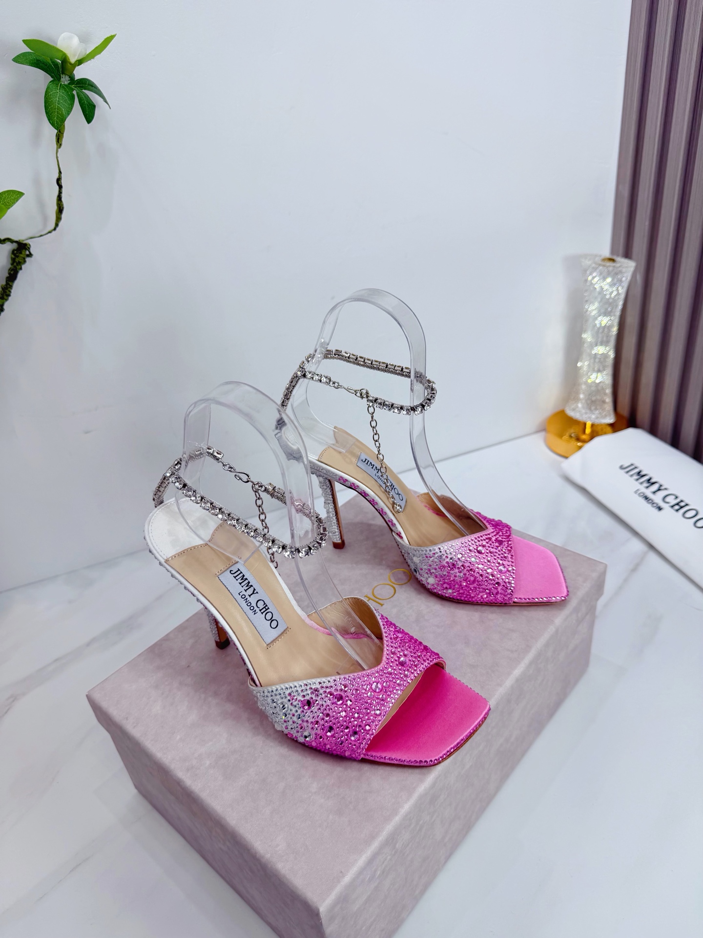 NO:679343,JIMMY CHOO is a very comprehensive and noble fashion lifestyle brand. It has a series of women's high-heeled, medium-heeled and flat-heeled sandals with the same watch straps from major fashion bloggers and celebrities in Hong Kong and the United States. The Australian pointed toe, round toe and square toe series are simply beautiful. I fall in love with elegance and playful sense of the future. I want to own it right away just by looking at it, but you can really think about a pair of exquisite high heels~~~~~~~~~~~~~~~~  This series is specially designed for extraordinary and indifferent women, thus creating a unique overall effect. Jimmy Choo designs products that inspire women to go forward and highlight their charm. 1 Fabric: Imported silk hot diamond 2 Lining Imported Italian lambskin super soft and delicate 3 Outsole Imported original Italian original color genuine leather outsole Heel height 10.5 4 Size 35-39 (40.41.42. Customized), high-heeled sandals, jimmy  choo,jimmy choo,sandals,high heels,sheepskin,real silk,Leather soles19860909JIMMY CHOO(吉米周) 是一个非常全面之尊贵时尚生活品牌, 香港,美国等大时尚博主及明星的同款表带女士高跟,中跟,平跟后空凉鞋系列. 澳大利亚尖头 圆头,方头系列、简直是美上天了,爱上优雅、爱上俏皮的未来感,光看一眼便想马上拥有,但一双精致的高跟鞋确是可以想想滴～～～～～～～～～～～～～～～～～ 该系列专为超凡绝伦、无所谓的女士而设计,从而打造出别致的整体效果,Jimmy Choo 设计出激发女性一往无前的产品彰显魅力  1面料:进口真丝烫钻 2内里 进口意制小羊皮超级柔软细腻  3大底 进口意大利原版原色真皮大底 跟高10.5 4码数 35一39(40.41.42.定制),高跟鞋凉鞋,jimmy choo,jimmy choo,sandals,high heels,sheepskin,real silk,Leather soles,Women's Shoes