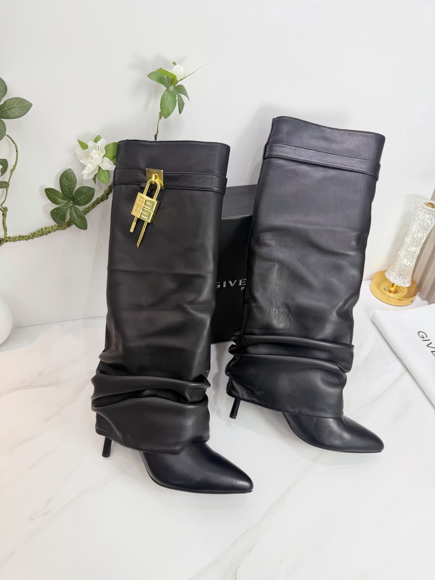 NO:679358,2025 SSS launches GIVENCHY new spring and summer single shoes and boots - the brand's iconic style is as retro and elegant as ever, and can be easily controlled in various styles. 1. The upper is made of sheepskin. 2. The lining is imported sheepskin. 3. The outsole is original Italian original color genuine leather outsole. The heel height is 9.0. The shaft is 16 inches. 4. The original labeling feet, the stock size is 35M-39M (40 41  42 Custom-made (non-returnable and non-exchangeable)., boots, givenchy, givenchy, boots, sheepskin, Leather soles198609092025 SSS 重磅推出GIVENCHY 纪梵希 春夏新款单鞋靴子——品牌标志性的一如既往地呈现复古优雅,各种造型都能轻松驾驭. 1鞋面釆用羊皮 2内里进口羊皮 3大底意大利原版原色真皮大底 跟高9.0 靴筒16寸 4原贴标垫脚, 现货码数35M-39M（40 41 42订做不退不换).,靴子,givenchy,givenchy,boots,sheepskin,Leather soles,Women's Shoes