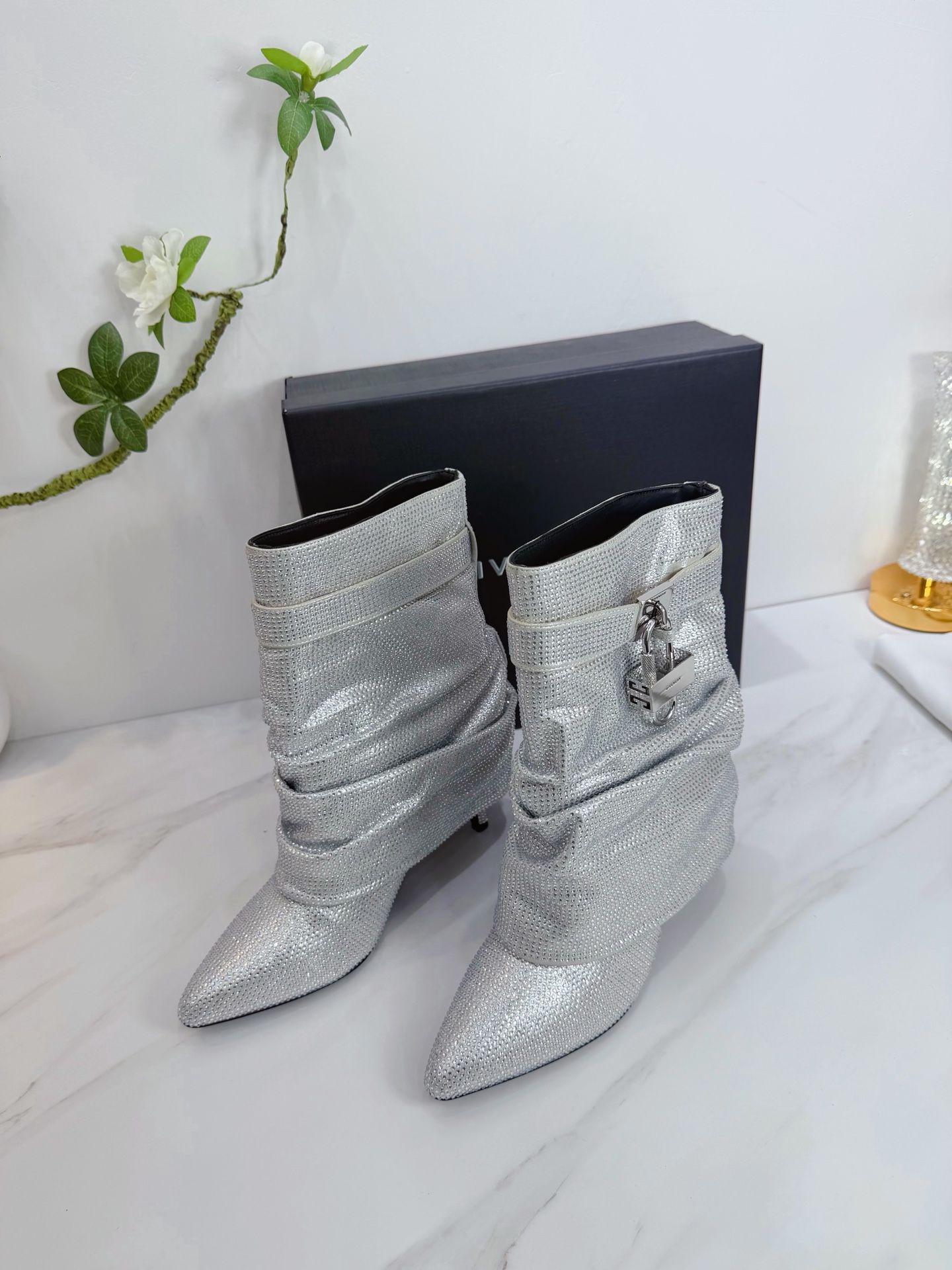 NO:679330,2025 SSS launches GIVENCHY new spring and summer single shoes and boots - the brand's iconic style continues to present retro elegance, and can be easily controlled in various styles. 1. Upper silk cloth with hot rhinestones 2. Imported sheepskin lining 3. Original Italian original color genuine leather outsole. 9.0 heel height. 6-inch boot shaft. 4. Original label feet, stock size 35M-39M (40 41)  42 Custom-made (non-returnable and non-exchangeable)., boots, givenchy, givenchy, boots, sheepskin, real silk, Leather soles198609092025 SSS 重磅推出GIVENCHY 纪梵希 春夏新款单鞋靴子——品牌标志性的一如既往地呈现复古优雅,各种造型都能轻松驾驭. 1鞋面真丝布烫钻 2内里进口羊皮 3大底意大利原版原色真皮大底 跟高9.0 靴筒6寸 4原贴标垫脚, 现货码数35M-39M（40 41 42订做不退不换).,靴子,givenchy,givenchy,boots,sheepskin,real silk,Leather soles,Women's Shoes