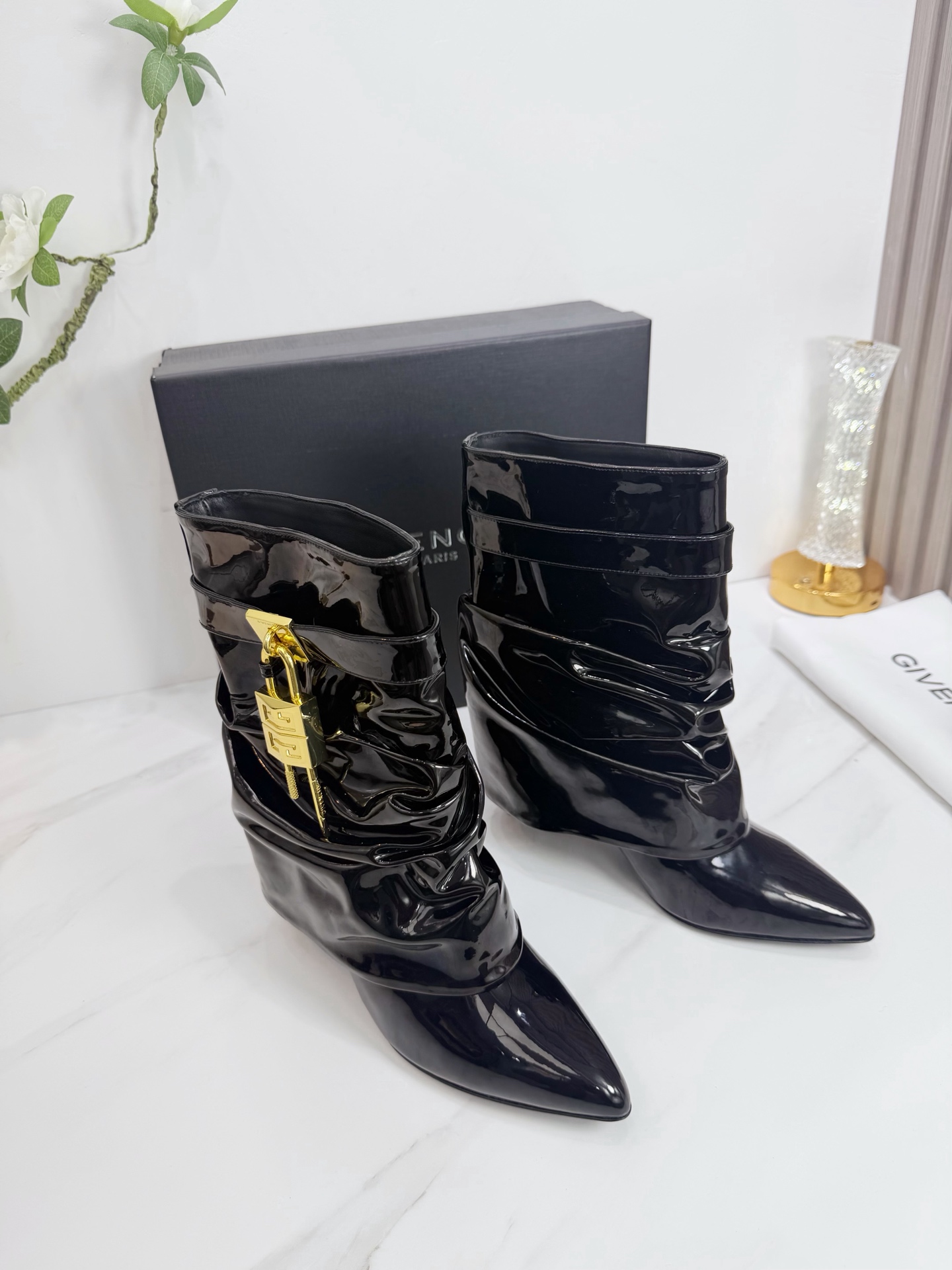 NO:679334,2025 SSS launches GIVENCHY's new spring and summer single shoes and boots - the brand's iconic style continues to present retro elegance, and can be easily controlled in various styles. 1 The upper is made of patent leather 2 The lining is imported sheepskin 3 The outsole is original Italian original color genuine leather outsole Heel height 9.0 Boot shaft 6 inches 4 Original label feet, spot size 35M-39M (40 41  42 Custom-made (non-returnable and non-exchangeable)., boots, givenchy, givenchy, boots, sheepskin, Leather soles198609092025 SSS 重磅推出GIVENCHY 纪梵希 春夏新款单鞋靴子——品牌标志性的一如既往地呈现复古优雅,各种造型都能轻松驾驭. 1鞋面釆用漆皮 2内里进口羊皮 3大底意大利原版原色真皮大底 跟高9.0 靴筒6寸 4原贴标垫脚, 现货码数35M-39M（40 41 42订做不退不换).,靴子,givenchy,givenchy,boots,sheepskin,Leather soles,Women's Shoes