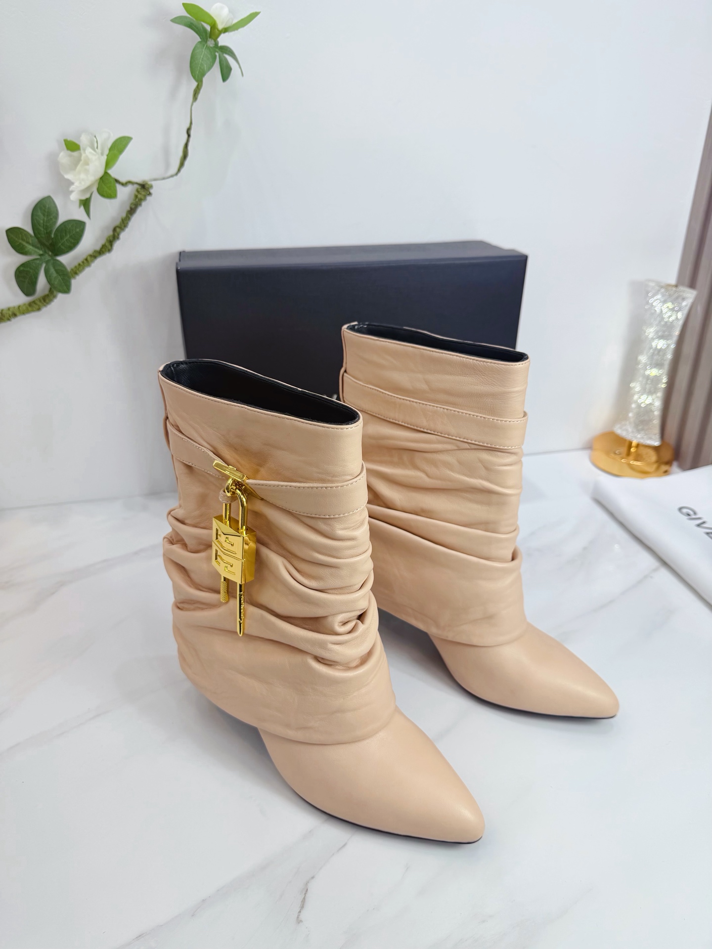 NO:679337,2025 SSS launches GIVENCHY's new spring and summer single shoes and boots - the brand's iconic style continues to present retro elegance, and can be easily controlled in various styles. 1. The upper is made of sheepskin. 2. The inner lining is imported sheepskin. 3. The outsole is original Italian original color genuine leather outsole. Heel height 9.0. Boot shaft 6 inches. 4. Original label feet, stock size 35M-39M (40 41  42 Custom-made (non-returnable and non-exchangeable)., boots, givenchy, givenchy, boots, sheepskin, Leather soles198609092025 SSS 重磅推出GIVENCHY 纪梵希 春夏新款单鞋靴子——品牌标志性的一如既往地呈现复古优雅,各种造型都能轻松驾驭. 1鞋面釆用羊皮 2内里进口羊皮 3大底意大利原版原色真皮大底 跟高9.0 靴筒6寸 4原贴标垫脚, 现货码数35M-39M（40 41 42订做不退不换).,靴子,givenchy,givenchy,boots,sheepskin,Leather soles,Women's Shoes