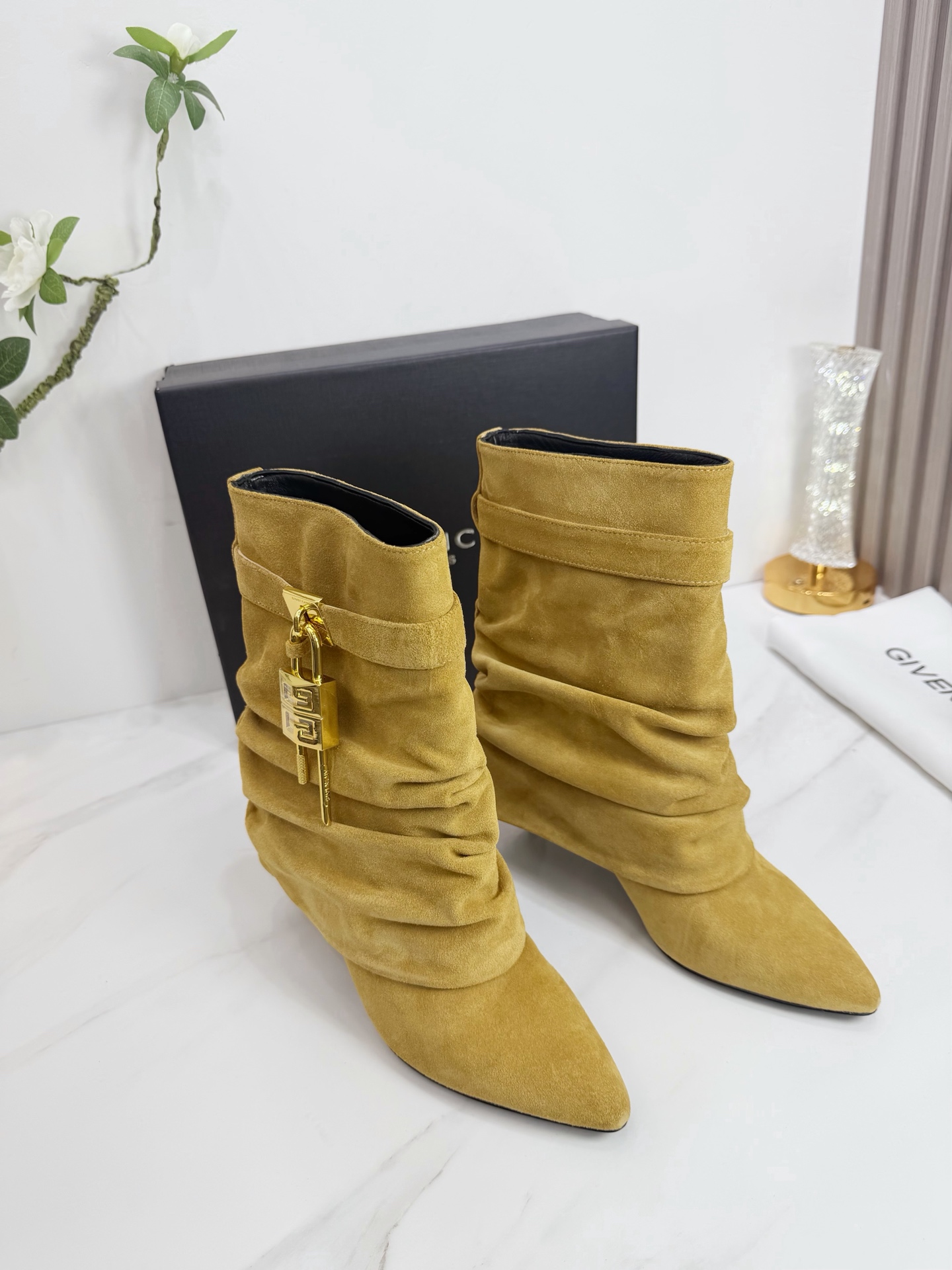 NO:679338,2025 SSS launches GIVENCHY's new spring and summer single shoes and boots - the brand's iconic style continues to present retro elegance, and can be easily controlled in various styles. 1 The upper is made of cow suede 2 The lining is imported sheepskin 3 The outsole is original Italian original color leather outsole Heel height 9.0 Boot shaft 6 inches 4 Original label feet, spot size 35M-39M (40 41  42 Custom-made (non-returnable and non-exchangeable)., boots, givenchy, givenchy, boots, sheepskin, Leather soles198609092025 SSS 重磅推出GIVENCHY 纪梵希 春夏新款单鞋靴子——品牌标志性的一如既往地呈现复古优雅,各种造型都能轻松驾驭. 1鞋面釆用牛反绒 2内里进口羊皮 3大底意大利原版原色真皮大底 跟高9.0 靴筒6寸 4原贴标垫脚, 现货码数35M-39M（40 41 42订做不退不换).,靴子,givenchy,givenchy,boots,sheepskin,Leather soles,Women's Shoes