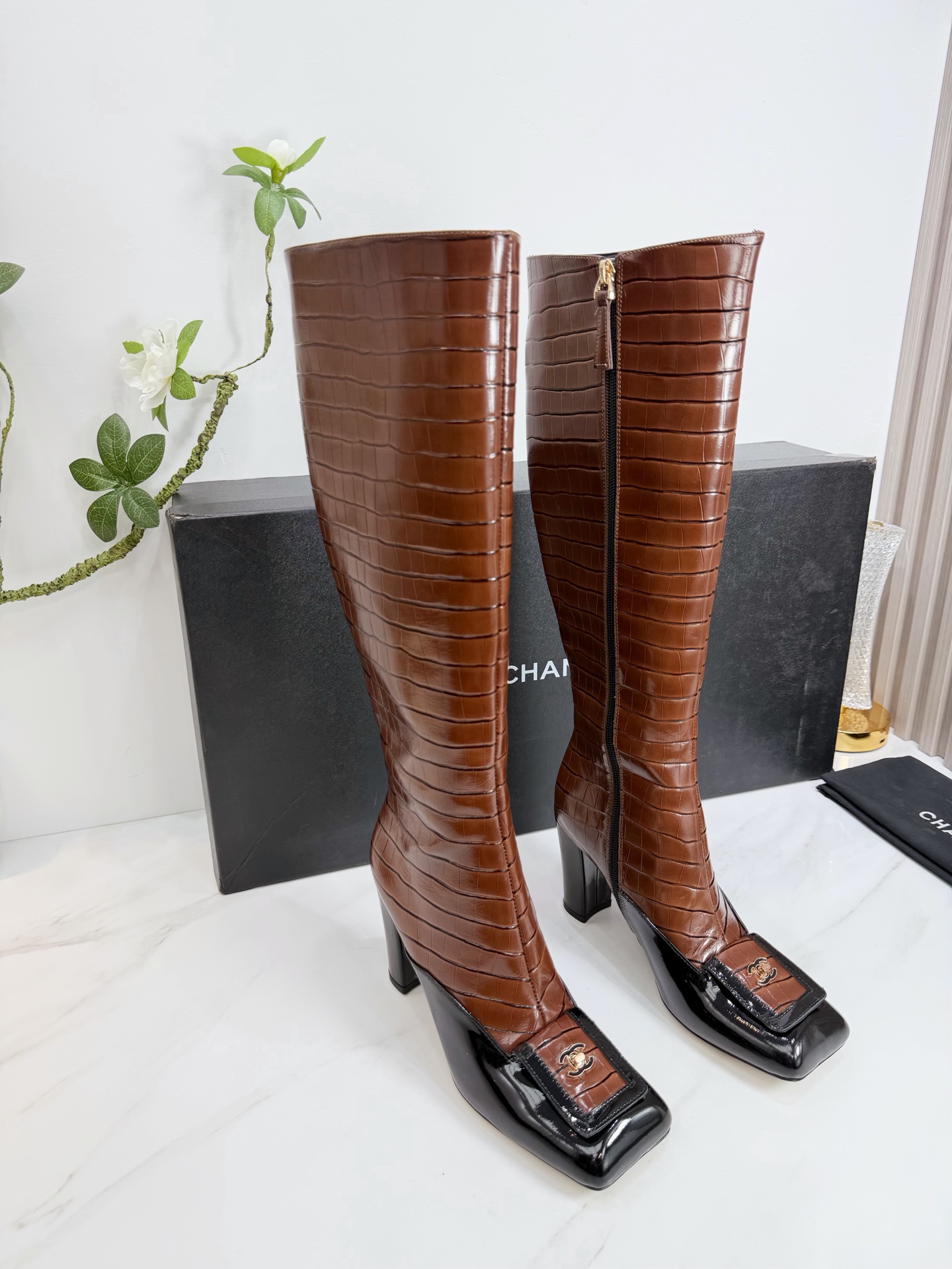 NO:679345,CHANEL 2026 Autumn Martin boots, the latest style of single shoes, sandals and slippers, the latest version of European purchasing agency & fragrant grandma's new fashion, small fragrant Martin boots and shoes that exude lasting charm ~ the original development supports the market to arbitrarily compare the so-called smooth and natural lines to restore the original appearance. Many stars have recommended it.  Heel height 8.5, boot shaft 16 inches, 4 sizes, 35 to 39 (40.41 customized), boots, chanel, sandals, boots, slippers, cowhide, sheepskin, Leather soles19860909CHANEL 2026 秋季马丁靴单鞋凉鞋拖鞋最新款 欧洲代购&香奶奶家新款时尚最新版面 散发持久魅力的小香马丁靴鞋～原版开发支持市场任意对比所谓线条流畅自然 做到恢复原版模样 众多明星纷纷推荐 开春必火单品之一.上脚超级的舒适哦,真香系列…  1面料:进口石头纹牛皮 2内里 进口羊皮 3大底 进口意大利原版原色真皮大底 跟高8.5 靴筒16.寸 4码数 35一39(40.41定制),靴子,chanel,sandals,boots,slippers,cowhide,sheepskin,Leather soles,Women's Shoes