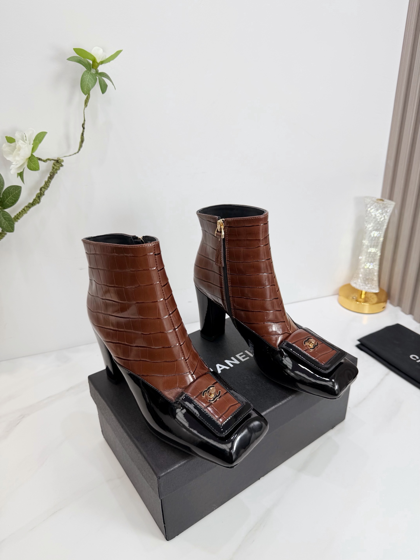 NO:679348,CHANEL 2026 Autumn Martin boots, the latest style of single shoes, sandals and slippers, the latest version of European purchasing agency & fragrant grandma's new fashion, small fragrant Martin boots and shoes that exude lasting charm ~ the original development supports the market to arbitrarily compare the so-called smooth and natural lines to restore the original appearance. Many stars have recommended it.  Heel height 8.5, boot shaft 6. inches, 4 sizes, 35 to 39 (customized at 40.41), boots, chanel, sandals, boots, slippers, cowhide, sheepskin, Leather soles19860909CHANEL 2026 秋季马丁靴单鞋凉鞋拖鞋最新款 欧洲代购&香奶奶家新款时尚最新版面 散发持久魅力的小香马丁靴鞋～原版开发支持市场任意对比所谓线条流畅自然 做到恢复原版模样 众多明星纷纷推荐 开春必火单品之一.上脚超级的舒适哦,真香系列…  1面料:进口石头纹牛皮 2内里 进口羊皮 3大底 进口意大利原版原色真皮大底 跟高8.5 靴筒6.寸 4码数 35一39(40.41定制),靴子,chanel,sandals,boots,slippers,cowhide,sheepskin,Leather soles,Women's Shoes