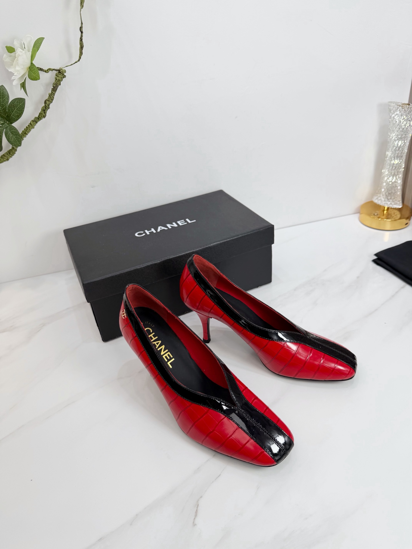 NO:679336,CHANEL 2026 Autumn Martin boots, the latest style of single shoes, sandals and slippers, the latest version of European purchasing agency & fragrant grandma's new fashion, small fragrant Martin boots and shoes that exude lasting charm ~ the original development supports the market to arbitrarily compare the so-called smooth and natural lines to restore the original appearance. Many stars have recommended it.  Heel height 8.5 4 sizes 35 to 39 (40.41 customized), high heels, single shoes, chanel, sandals, boots, high heels, slippers, cowhide, sheepskin, Leather soles19860909CHANEL 2026 秋季马丁靴单鞋凉鞋拖鞋最新款 欧洲代购&香奶奶家新款时尚最新版面 散发持久魅力的小香马丁靴鞋～原版开发支持市场任意对比所谓线条流畅自然 做到恢复原版模样 众多明星纷纷推荐 开春必火单品之一.上脚超级的舒适哦,真香系列…  1面料:进口石头纹牛皮 2内里 进口羊皮 3大底 进口意大利原版原色真皮大底 跟高8.5 4码数 35一39(40.41定制),高跟鞋单鞋,chanel,sandals,boots,high heels,slippers,cowhide,sheepskin,Leather soles,Women's Shoes