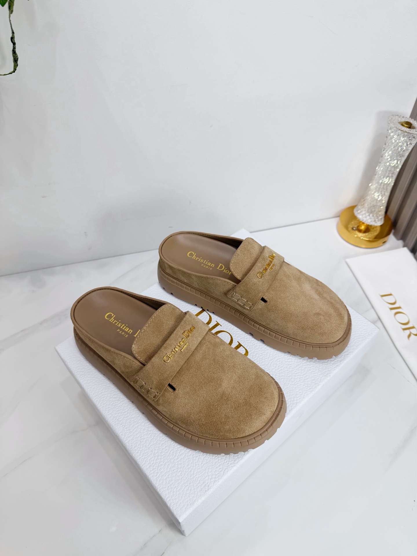 NO:679353,2026 SSS launches - Dior Dior - classic styles of single shoes, sandals, slippers, cloth shoes...continuously updated colors, full color in stock, color matching embroidery, super layered, super easy to wear, super durable, professional manufacturer top quality, original mold development, 1:1 with the original original molded outsole, upper material is fully customized, 3D three-dimensional electric embroidery upper —————————— 1 upper is imported from Niujing  2 linings imported sheepskin lining super soft 3 outsole with original Italian original color rubber outsole 4 original labeling feet, stock code number 35M-41M., half drag, dior, dior, sandals, slippers, sheepskin198609092026 SSS重磅推出——dior迪奥——经典款式 单鞋 凉鞋 拖鞋 布鞋……持续更新颜色 全色现货 拼色刺绣 层次感超强 超好穿 超耐看 专业厂家顶级品质 原版模具开发 做到和原版1:1 原版开模大底 鞋面材料全原版定制 3d立体电绣鞋面  —————————— 1鞋面釆用进口牛京 2内里进口羊皮内里超级柔软 3大底意大利原版原色橡胶大底搭配 4原贴标垫脚, 现货码数35M-41M.,半拖,dior,dior,sandals,slippers,sheepskin,Women's Shoes