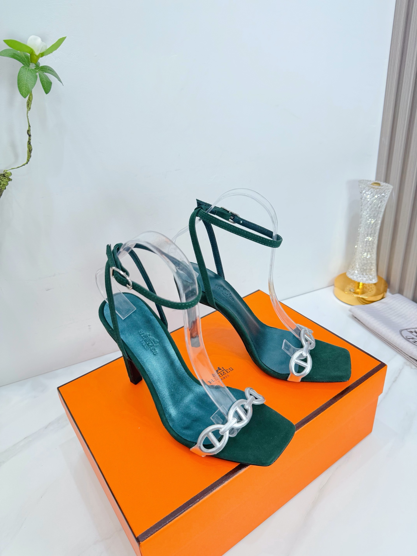 NO:679351,Herms Hermès top version, original version 11 developed, this year H family short boots are few, but every one is a classic, this one is no exception, with a slender last shape, giving people a very different feeling!  It is also very stable when walking, and you will not feel tired at all. The pointed stiletto heel design is versatile, classic and fashionable. Original metal fasteners~~~~~~~~~~~~~~~~~~ 1 Fabric: Imported Yangjing 2 Lining Imported Italian water-dyed sheepskin super soft and delicate 3 Outsole Italian original original color private model leather outsole Heel height 10.0 4 yards  35 to 39 (40.41. Customized), high heels sandals, hermes, hermes, sandals, boots, high heels, sheepskin, sheep, Leather soles19860909Herms 爱马仕 顶级版本 原版11开发今年H家短靴出得少 但是每出一款都是经典 这款也不例外 搭配修长的楦形 给人很不一样的感觉！走路也非常的稳,一点都不会觉得累,尖头的细跟设计 百搭经典时尚 原版金属扣件～～～～～～～～～～～～～～～～～  1面料: 进口羊京 2内里 进口意制水染羊皮超级柔软细腻 3大底 意大利原版原色私模真皮大底 跟高10.0 4码数 35一39(40.41.定制),高跟鞋凉鞋,hermes,hermes,sandals,boots,high heels,sheepskin,sheep,Leather soles,Women's Shoes